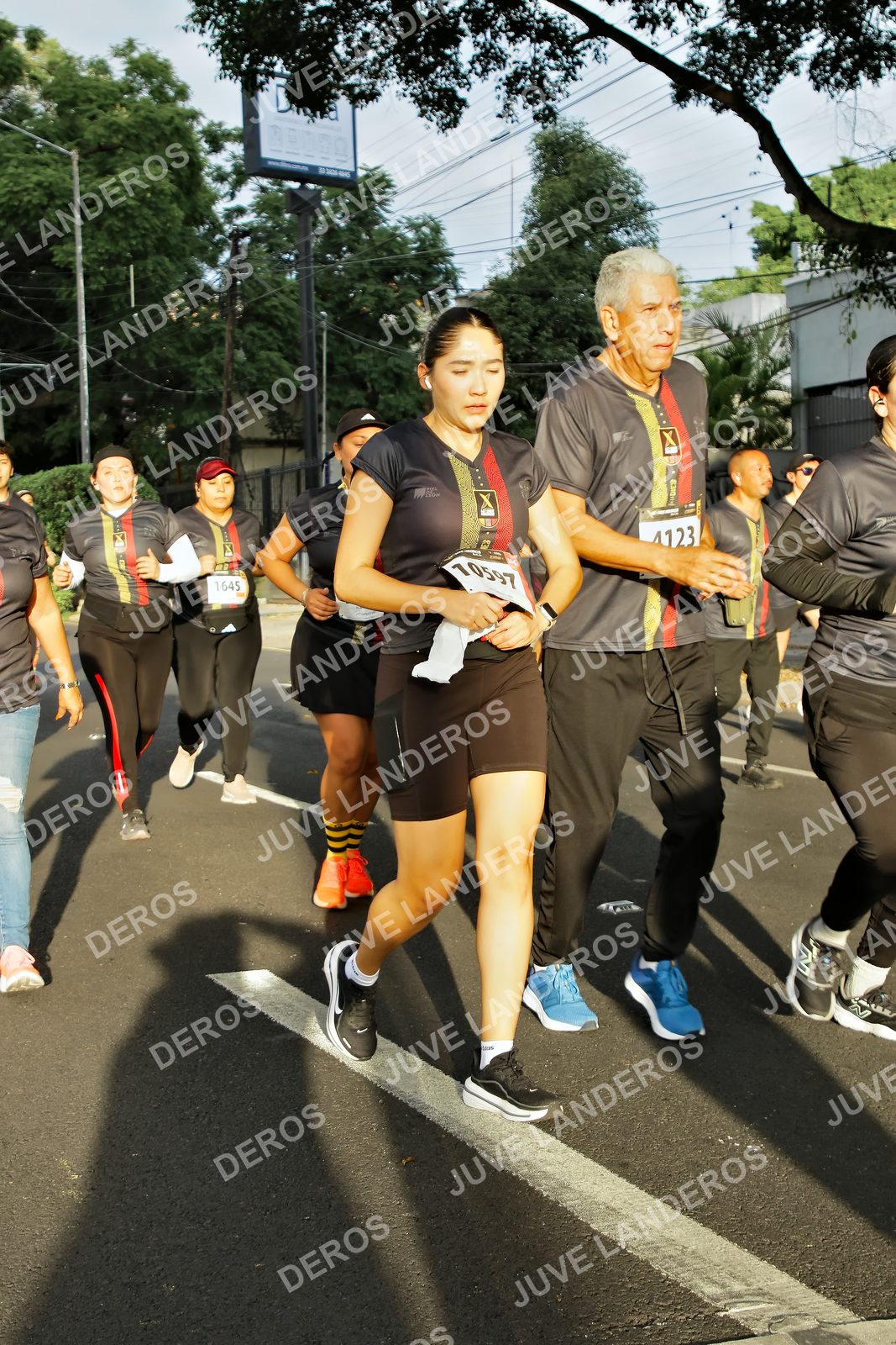 Foto de la X Carrera Leones Negros Red Cola 2026 en Rectoría General de la UdeG, Av. Juárez 976 (meta en Av. Enrique Díaz de León y Pedro Moreno), Guadalajara a las 07:32 · dorsal 1645
