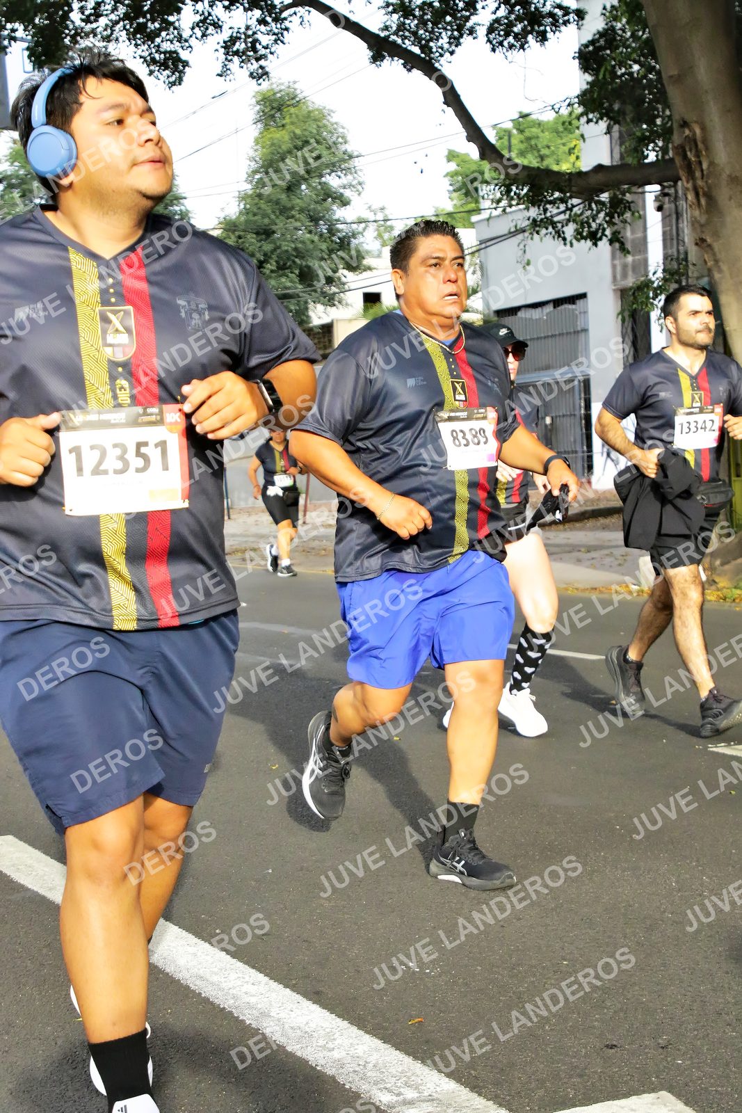Foto de la X Carrera Leones Negros Red Cola 2026 en Rectoría General de la UdeG, Av. Juárez 976 (meta en Av. Enrique Díaz de León y Pedro Moreno), Guadalajara a las 08:05 · dorsal 12351, 8389, 13342, 100