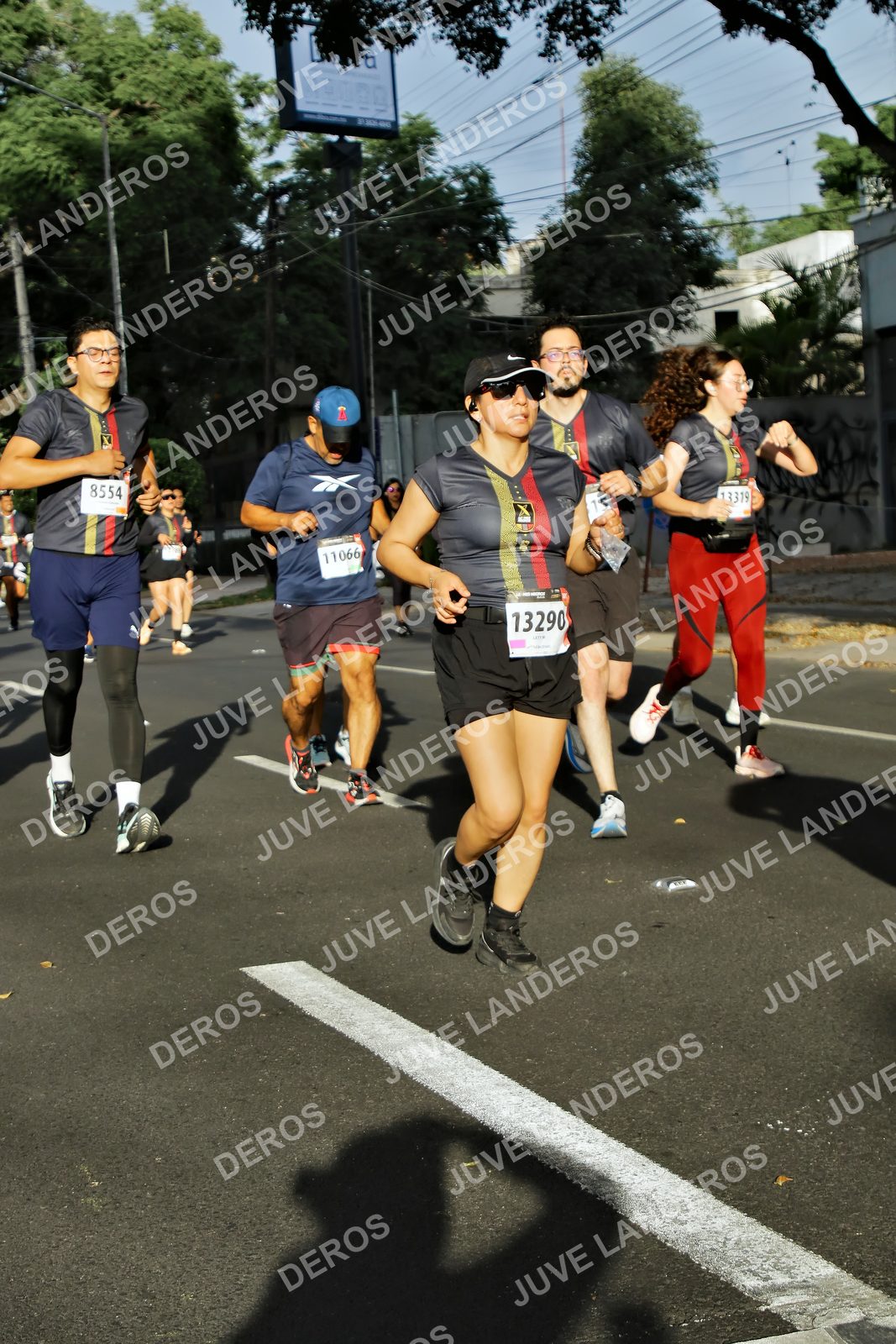 Foto de la X Carrera Leones Negros Red Cola 2026 en Rectoría General de la UdeG, Av. Juárez 976 (meta en Av. Enrique Díaz de León y Pedro Moreno), Guadalajara a las 07:58 · dorsal 13290, 8554, 11066, 13319