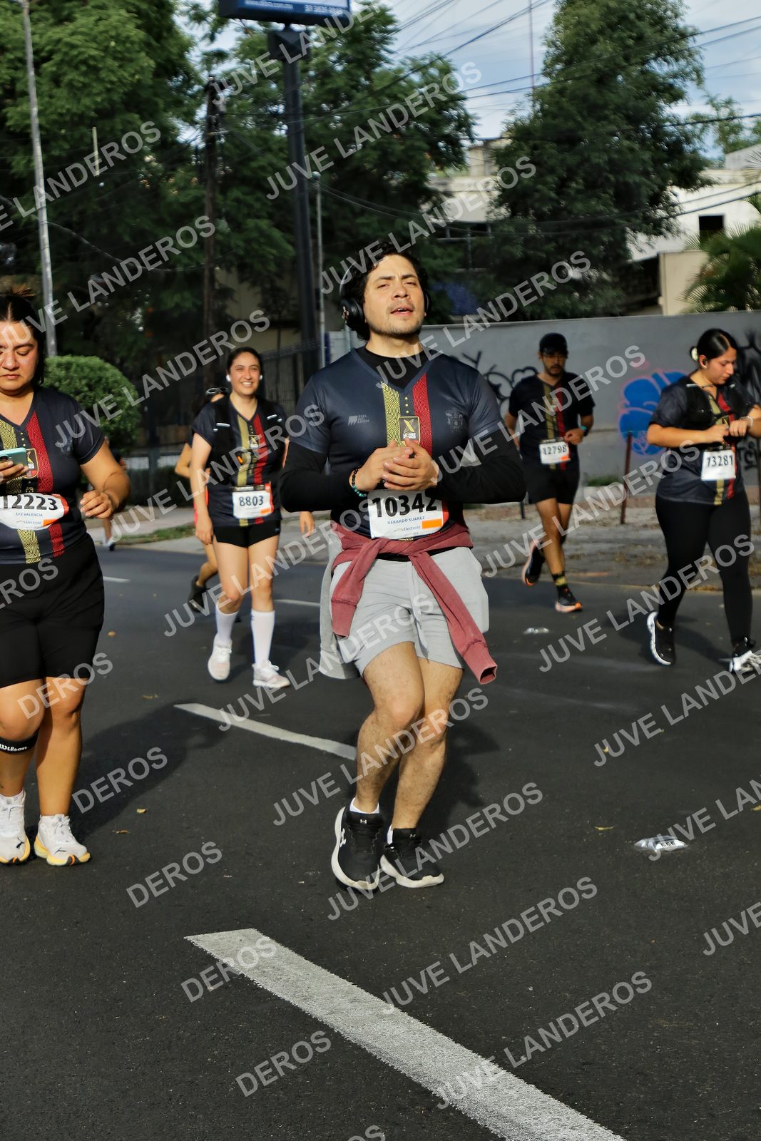 Foto de la X Carrera Leones Negros Red Cola 2026 en Rectoría General de la UdeG, Av. Juárez 976 (meta en Av. Enrique Díaz de León y Pedro Moreno), Guadalajara a las 08:11 · dorsal 8803, 10342, 12223, 13281