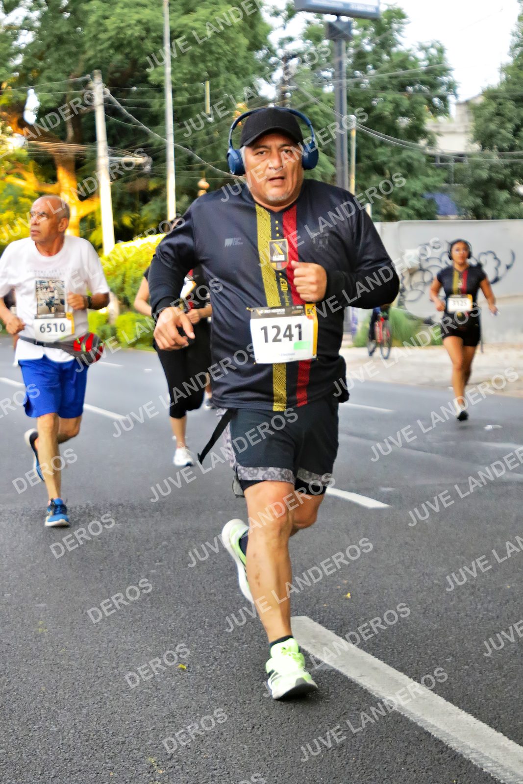 Foto de la X Carrera Leones Negros Red Cola 2026 en Rectoría General de la UdeG, Av. Juárez 976 (meta en Av. Enrique Díaz de León y Pedro Moreno), Guadalajara a las 05:05 · dorsal 1241, 6510, 3125