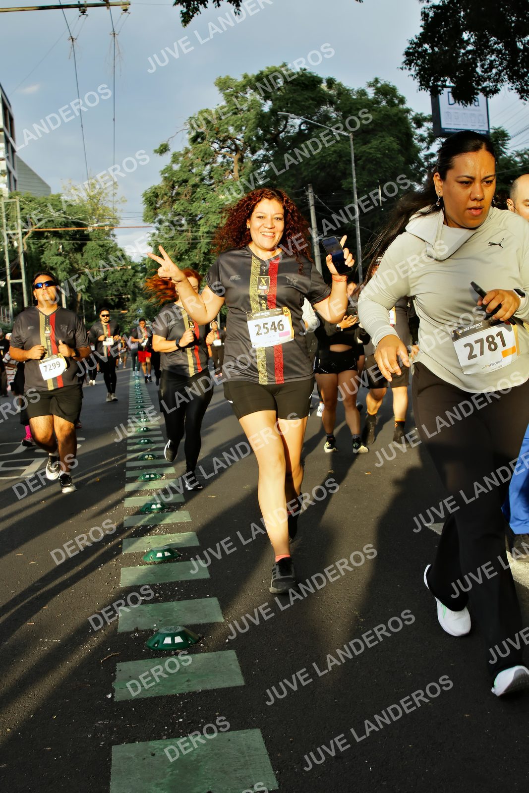 Foto de la X Carrera Leones Negros Red Cola 2026 en Rectoría General de la UdeG, Av. Juárez 976 (meta en Av. Enrique Díaz de León y Pedro Moreno), Guadalajara a las 07:24 · dorsal 2781, 2546, 7299