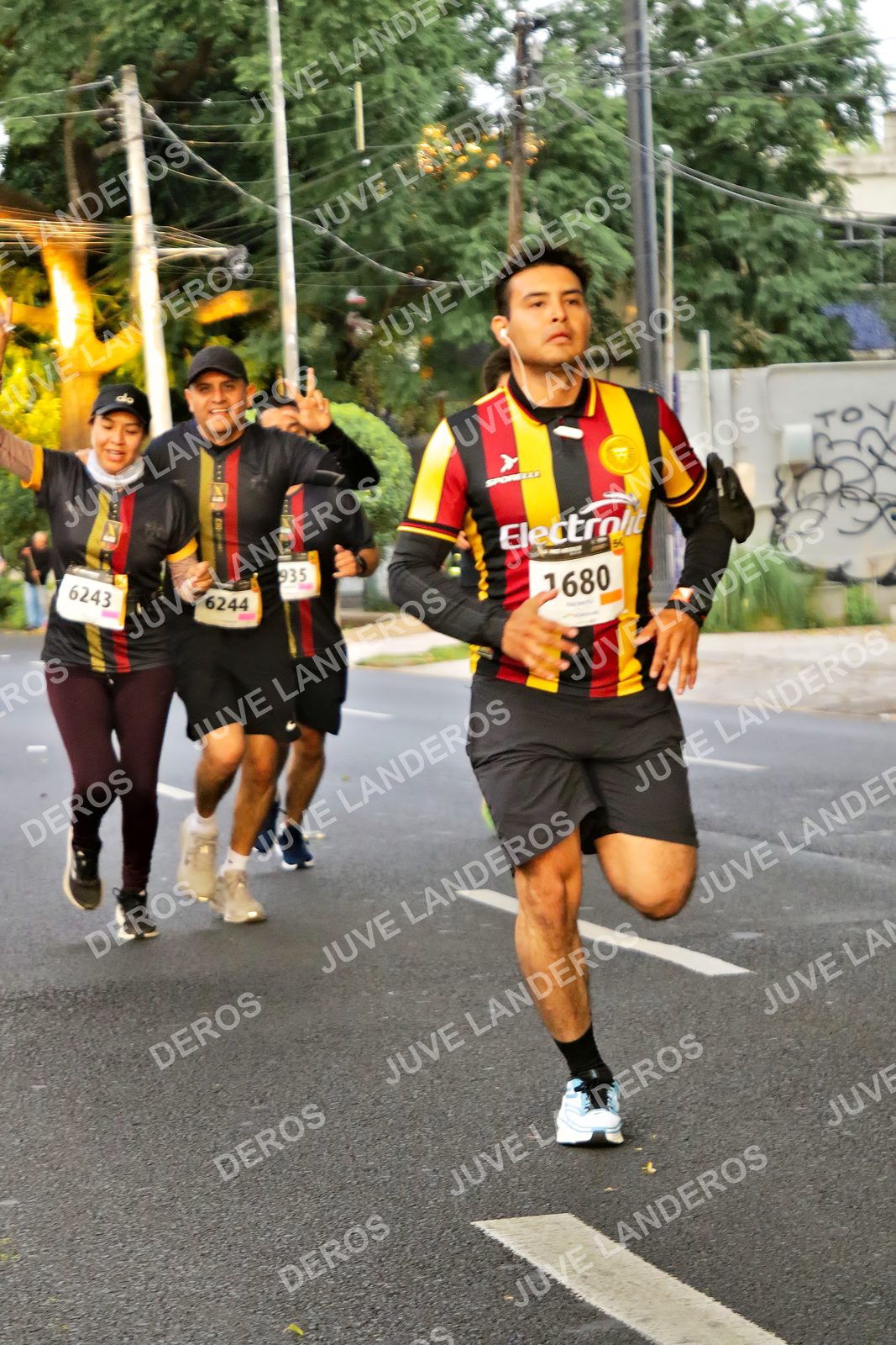 Foto de la X Carrera Leones Negros Red Cola 2026 en Rectoría General de la UdeG, Av. Juárez 976 (meta en Av. Enrique Díaz de León y Pedro Moreno), Guadalajara a las 05:01 · dorsal 6243, 6244, 1680, 935