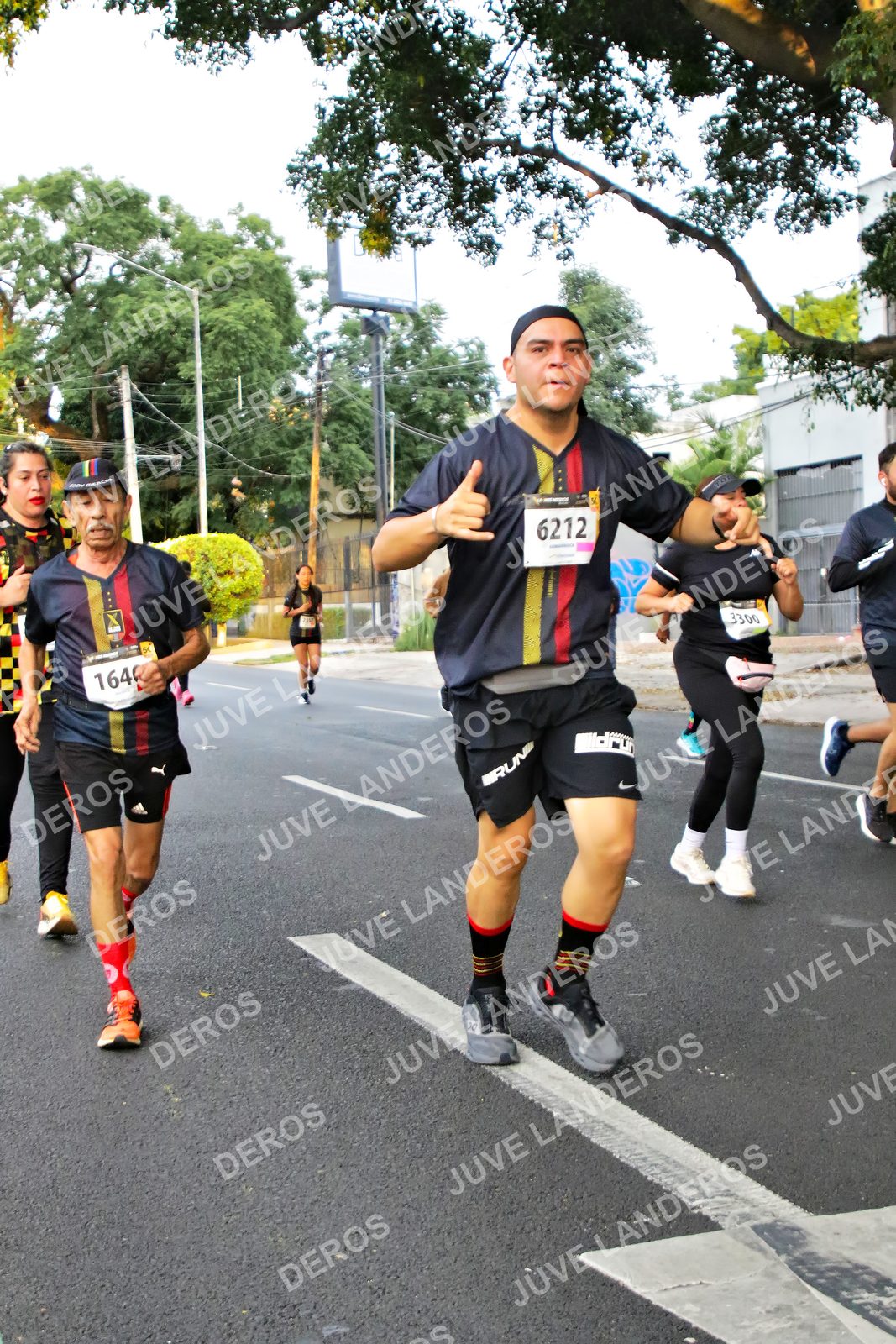 Foto de la X Carrera Leones Negros Red Cola 2026 en Rectoría General de la UdeG, Av. Juárez 976 (meta en Av. Enrique Díaz de León y Pedro Moreno), Guadalajara a las 05:05 · dorsal 6212, 3300, 164
