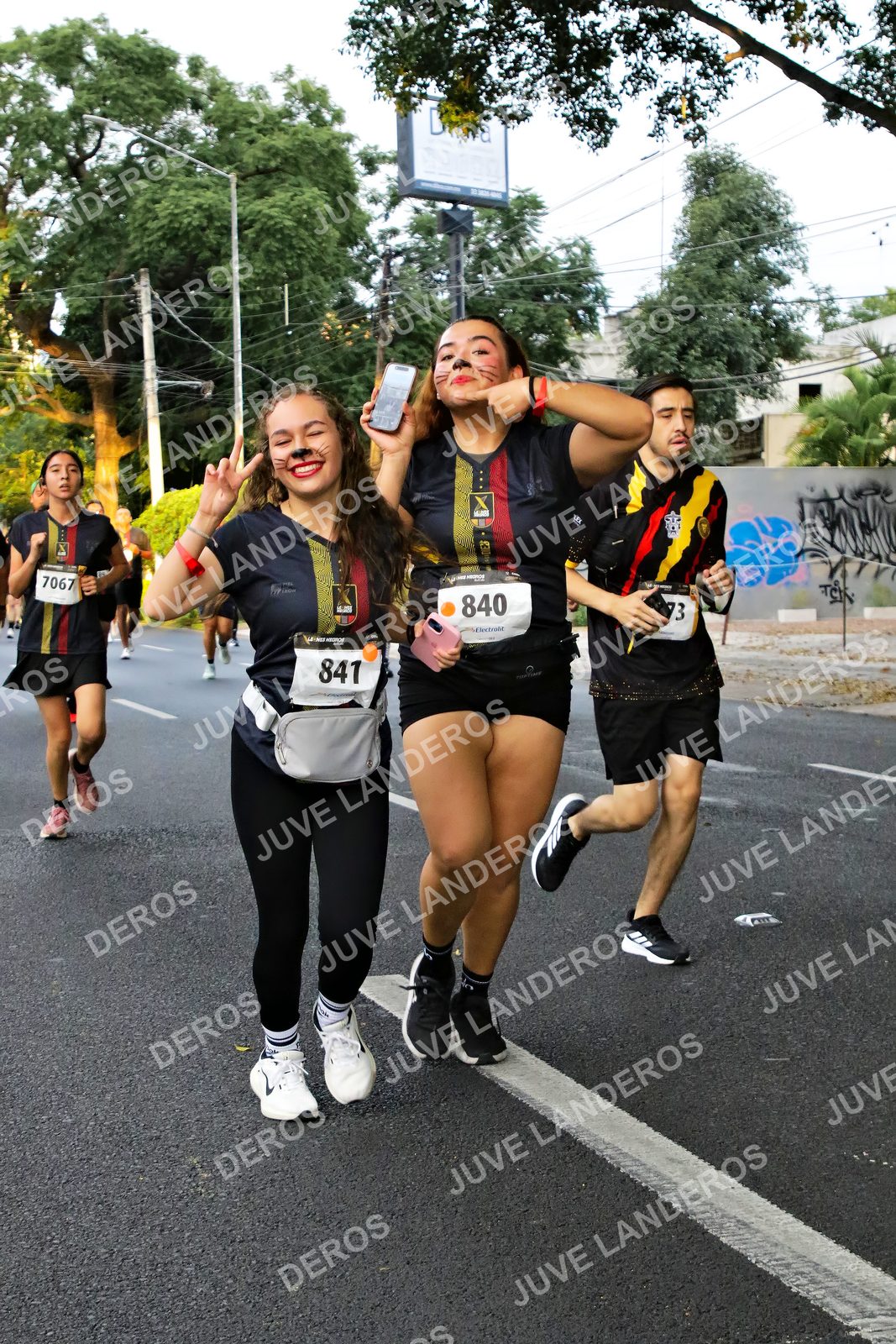 Foto de la X Carrera Leones Negros Red Cola 2026 en Rectoría General de la UdeG, Av. Juárez 976 (meta en Av. Enrique Díaz de León y Pedro Moreno), Guadalajara a las 05:06 · dorsal 841, 840, 7067, 73
