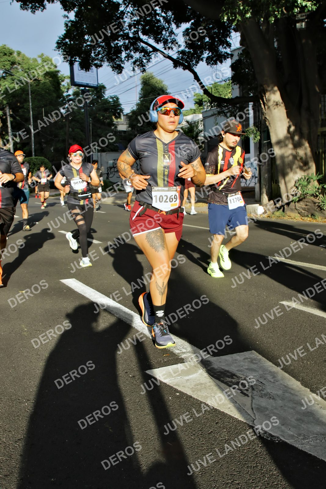 Foto de la X Carrera Leones Negros Red Cola 2026 en Rectoría General de la UdeG, Av. Juárez 976 (meta en Av. Enrique Díaz de León y Pedro Moreno), Guadalajara a las 07:52 · dorsal 10269, 11704, 9610