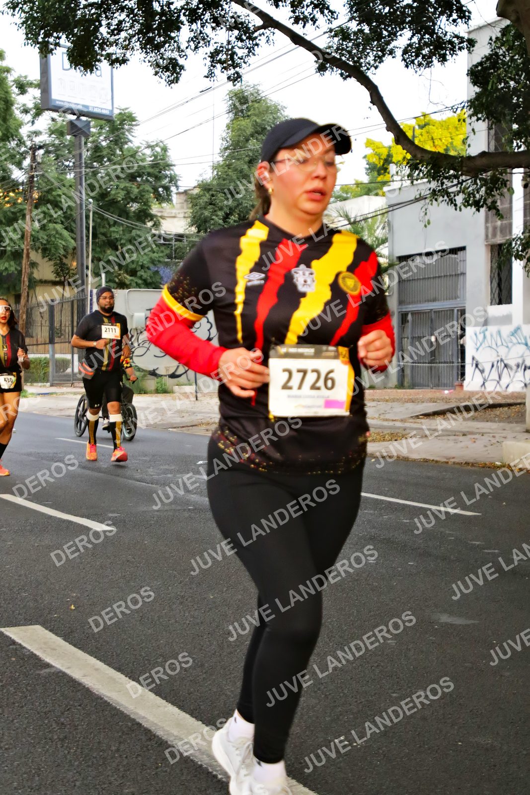 Foto de la X Carrera Leones Negros Red Cola 2026 en Rectoría General de la UdeG, Av. Juárez 976 (meta en Av. Enrique Díaz de León y Pedro Moreno), Guadalajara a las 05:01 · dorsal 2726, 2111, 430