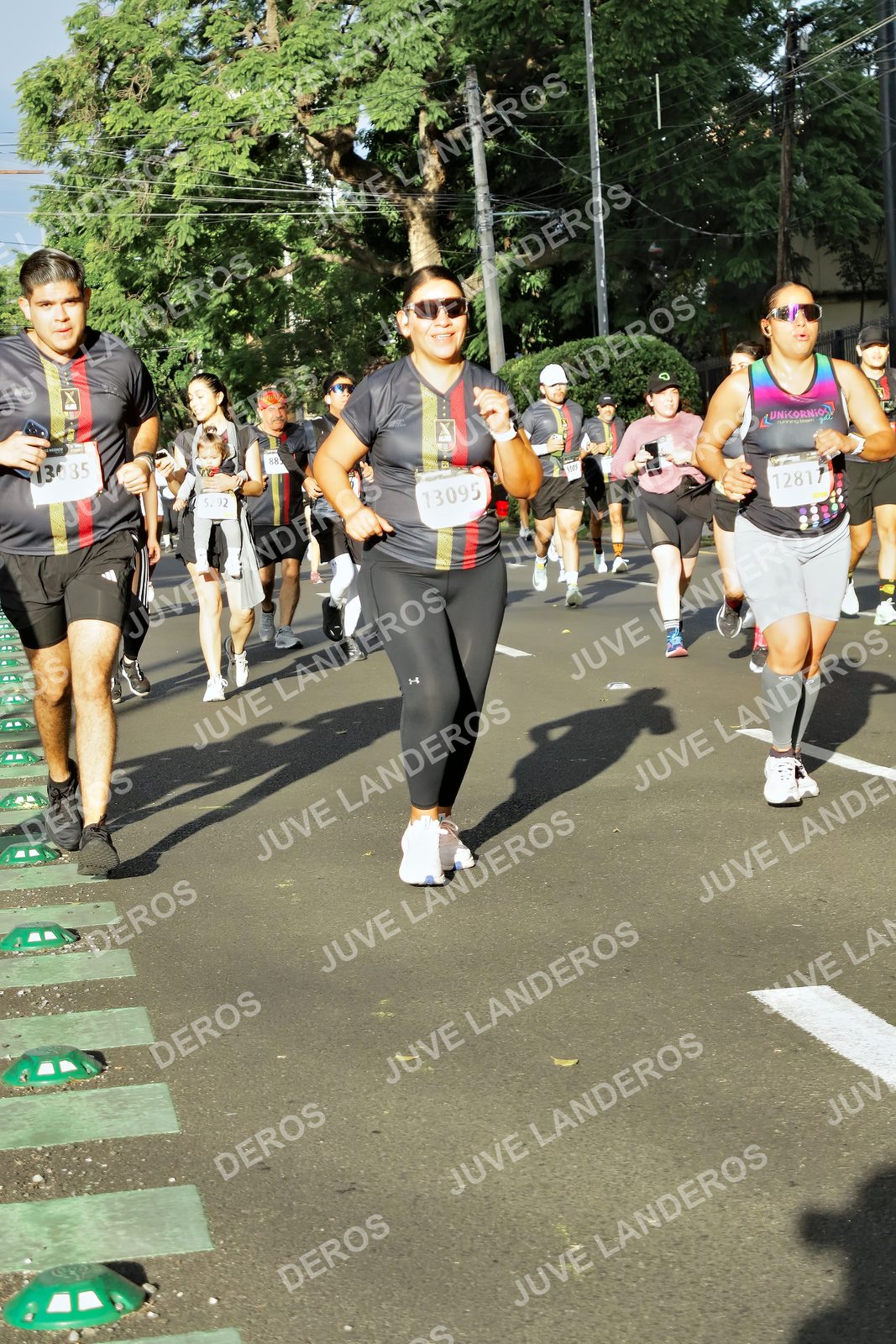 Foto de la X Carrera Leones Negros Red Cola 2026 en Rectoría General de la UdeG, Av. Juárez 976 (meta en Av. Enrique Díaz de León y Pedro Moreno), Guadalajara a las 07:54 · dorsal 13095, 12817, 88, 13035