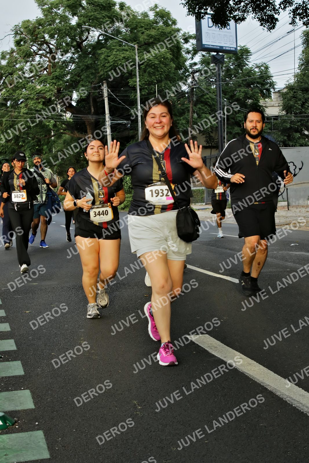 Foto de la X Carrera Leones Negros Red Cola 2026 en Rectoría General de la UdeG, Av. Juárez 976 (meta en Av. Enrique Díaz de León y Pedro Moreno), Guadalajara a las 07:21 · dorsal 1932, 3440, 3829