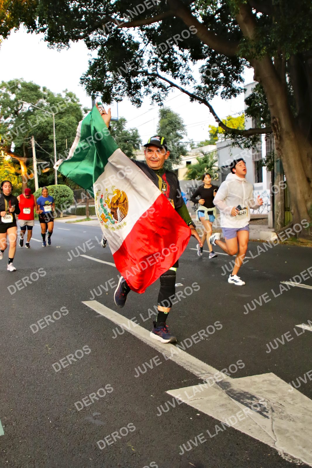 Foto de la X Carrera Leones Negros Red Cola 2026 en Rectoría General de la UdeG, Av. Juárez 976 (meta en Av. Enrique Díaz de León y Pedro Moreno), Guadalajara a las 05:00 · dorsal 4245, 3369, 134