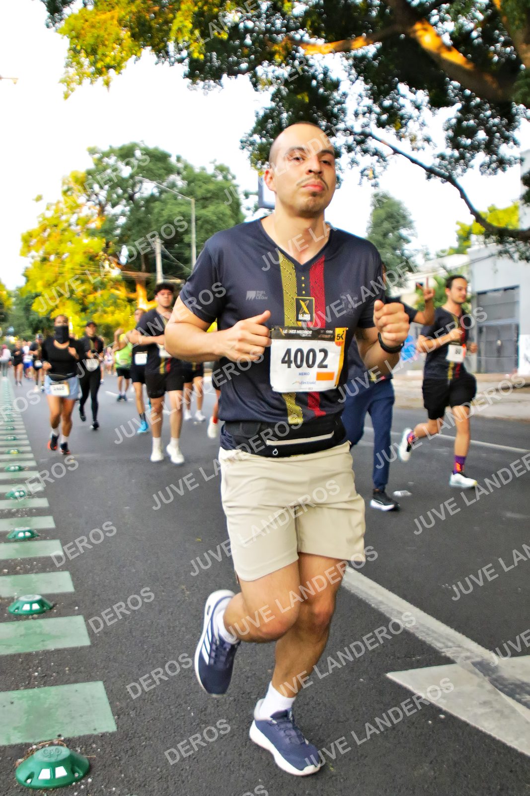 Foto de la X Carrera Leones Negros Red Cola 2026 en Rectoría General de la UdeG, Av. Juárez 976 (meta en Av. Enrique Díaz de León y Pedro Moreno), Guadalajara a las 05:04 · dorsal 4002