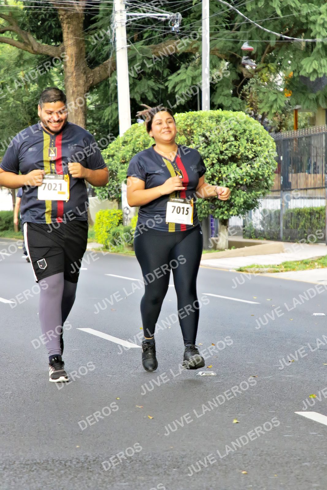 Foto de la X Carrera Leones Negros Red Cola 2026 en Rectoría General de la UdeG, Av. Juárez 976 (meta en Av. Enrique Díaz de León y Pedro Moreno), Guadalajara a las 08:21 · dorsal 7015, 7021