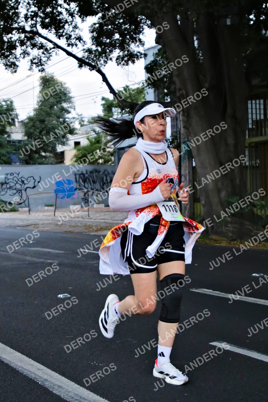 Foto de la X Carrera Leones Negros Red Cola 2026 en Rectoría General de la UdeG, Av. Juárez 976 (meta en Av. Enrique Díaz de León y Pedro Moreno), Guadalajara a las 04:56 · dorsal 1118