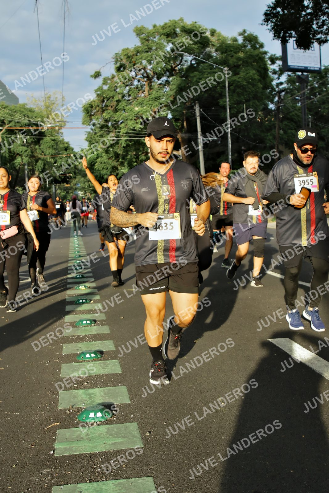 Foto de la X Carrera Leones Negros Red Cola 2026 en Rectoría General de la UdeG, Av. Juárez 976 (meta en Av. Enrique Díaz de León y Pedro Moreno), Guadalajara a las 07:36 · dorsal 4635, 3955, 62, 550
