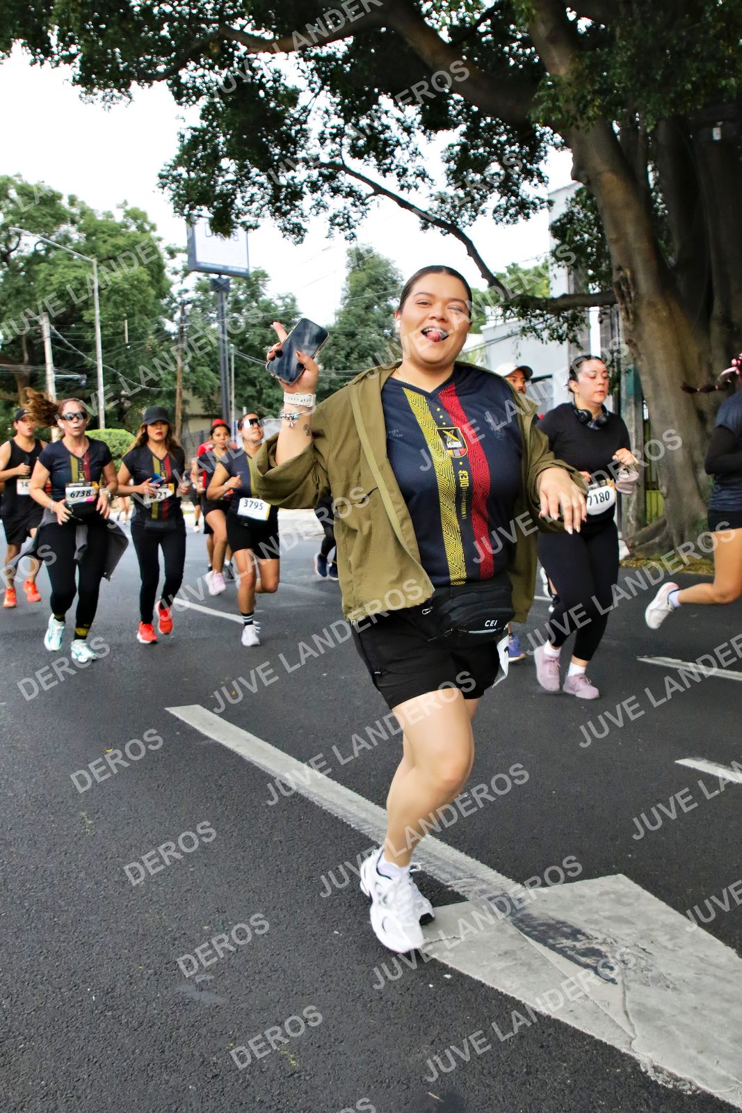 Foto de la X Carrera Leones Negros Red Cola 2026 en Rectoría General de la UdeG, Av. Juárez 976 (meta en Av. Enrique Díaz de León y Pedro Moreno), Guadalajara a las 05:09 · dorsal 3795, 7180, 6738