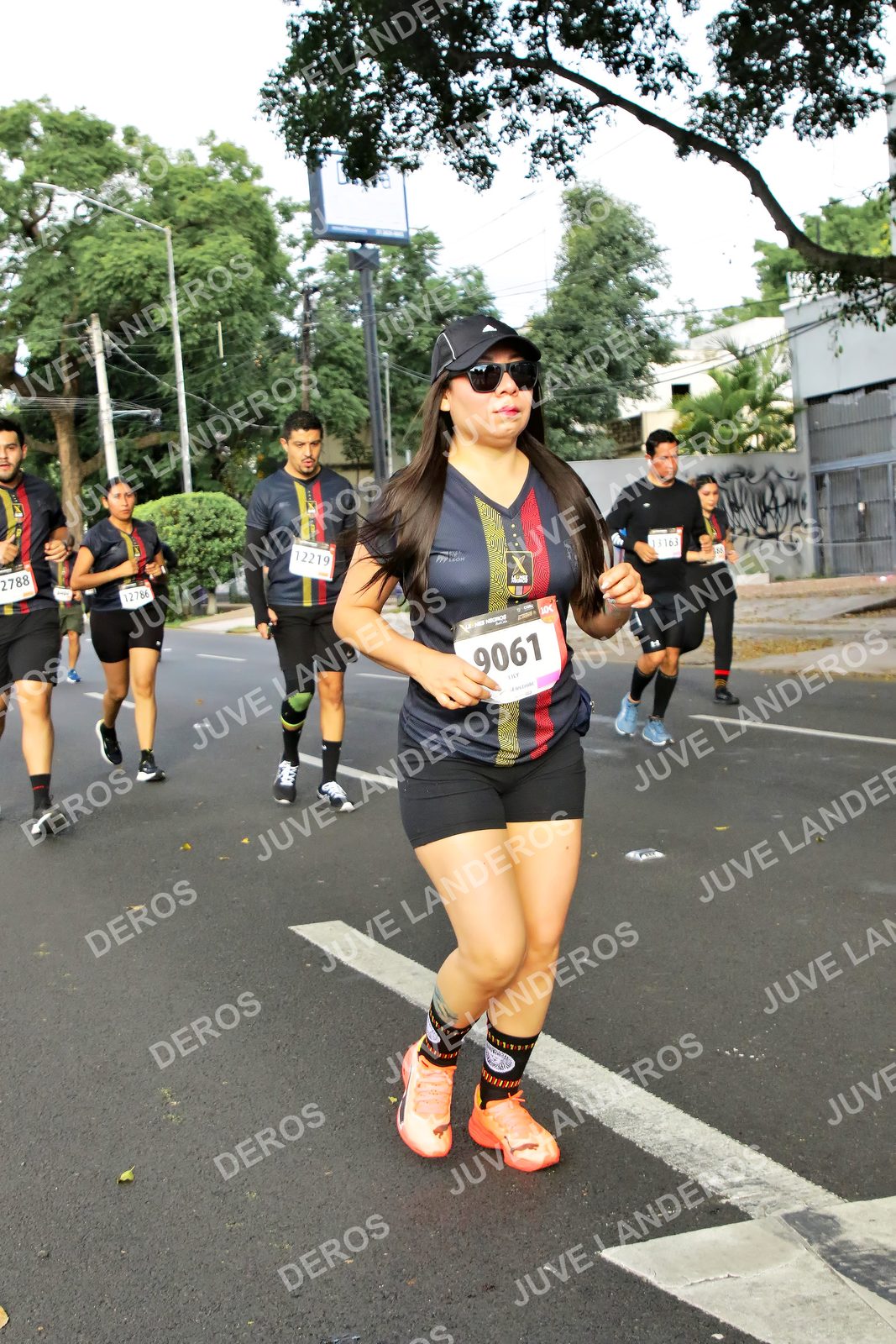 Foto de la X Carrera Leones Negros Red Cola 2026 en Rectoría General de la UdeG, Av. Juárez 976 (meta en Av. Enrique Díaz de León y Pedro Moreno), Guadalajara a las 08:09 · dorsal 9061, 12219, 2788, 12786