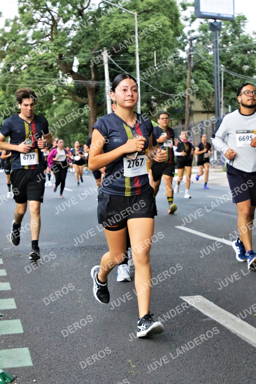 Foto de la X Carrera Leones Negros Red Cola 2026 en Rectoría General de la UdeG, Av. Juárez 976 (meta en Av. Enrique Díaz de León y Pedro Moreno), Guadalajara a las 05:12 · dorsal 2767, 6695, 6737, 204