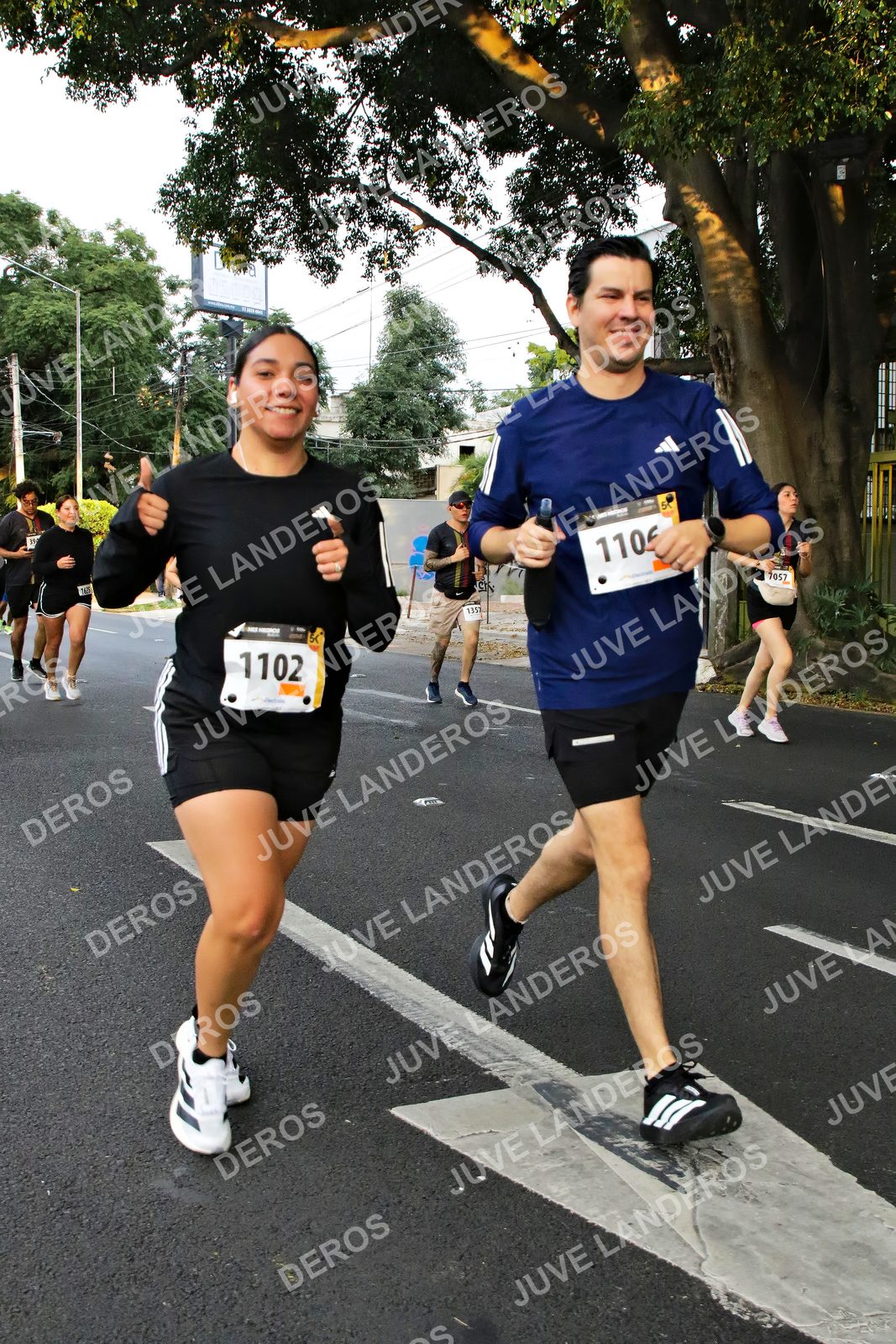 Foto de la X Carrera Leones Negros Red Cola 2026 en Rectoría General de la UdeG, Av. Juárez 976 (meta en Av. Enrique Díaz de León y Pedro Moreno), Guadalajara a las 05:06 · dorsal 1102, 7057, 1357