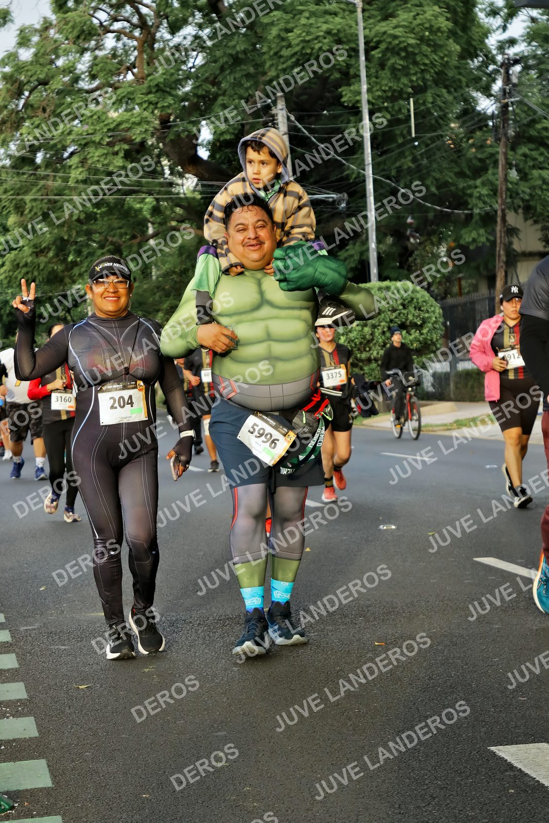 Foto de la X Carrera Leones Negros Red Cola 2026 en Rectoría General de la UdeG, Av. Juárez 976 (meta en Av. Enrique Díaz de León y Pedro Moreno), Guadalajara a las 07:22 · dorsal 204, 3160, 3375