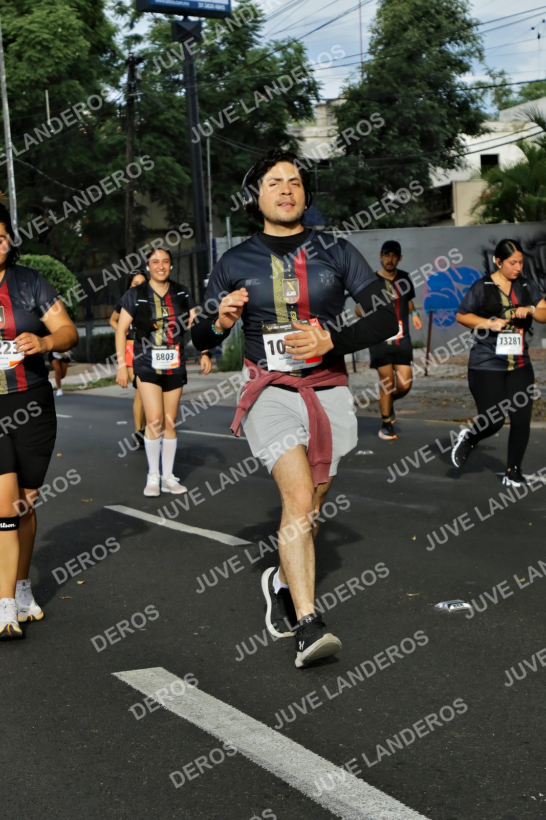 Foto de la X Carrera Leones Negros Red Cola 2026 en Rectoría General de la UdeG, Av. Juárez 976 (meta en Av. Enrique Díaz de León y Pedro Moreno), Guadalajara a las 08:11 · dorsal 13281, 10, 8803, 23