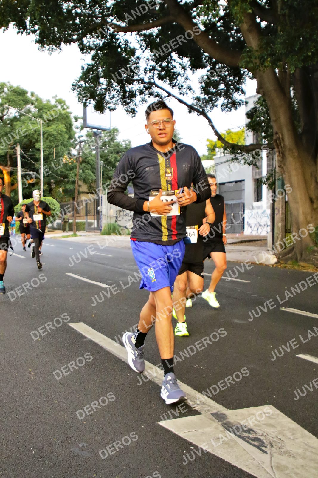 Foto de la X Carrera Leones Negros Red Cola 2026 en Rectoría General de la UdeG, Av. Juárez 976 (meta en Av. Enrique Díaz de León y Pedro Moreno), Guadalajara a las 05:00 · dorsal 64