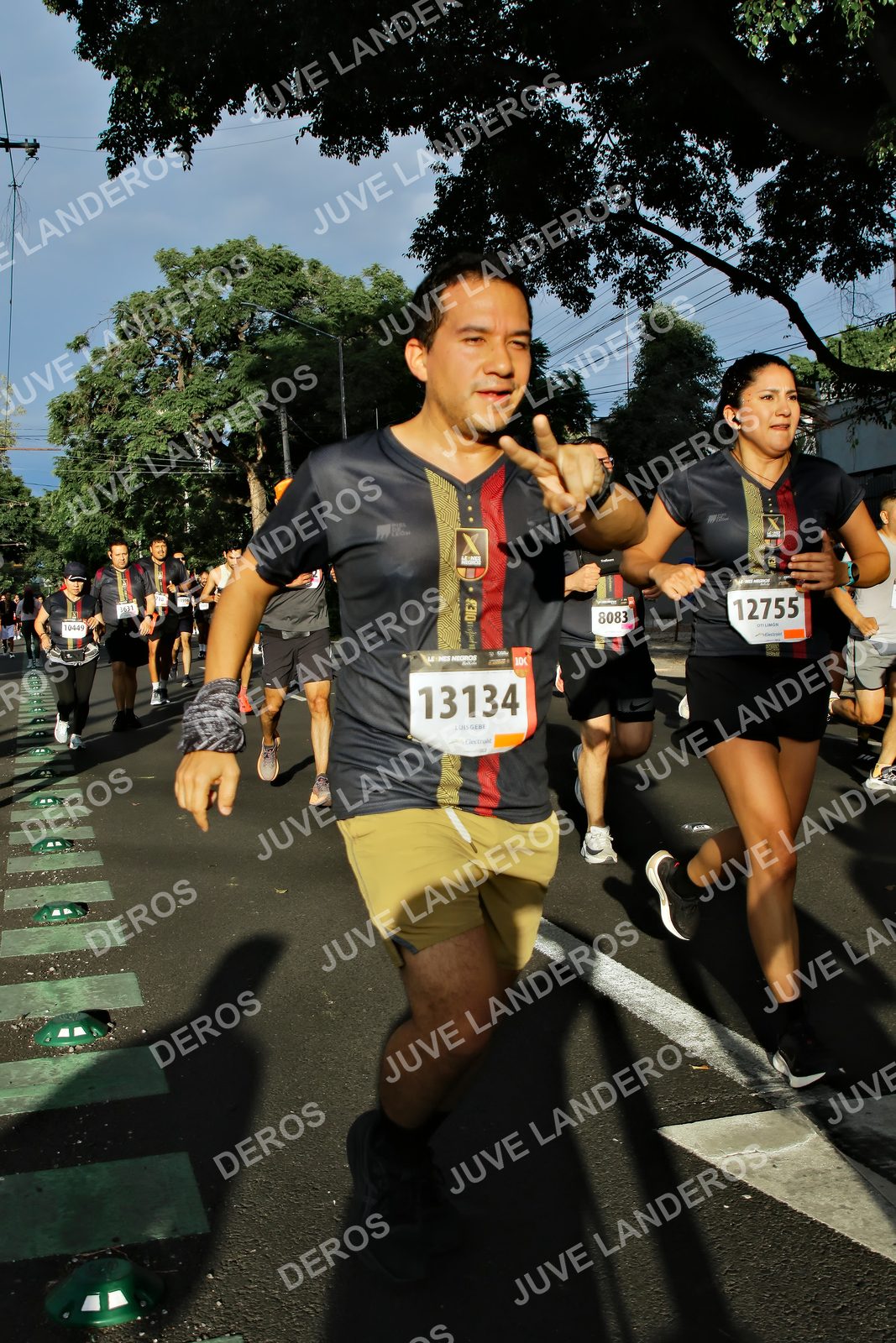 Foto de la X Carrera Leones Negros Red Cola 2026 en Rectoría General de la UdeG, Av. Juárez 976 (meta en Av. Enrique Díaz de León y Pedro Moreno), Guadalajara a las 07:47 · dorsal 13134, 12755, 8083, 10449