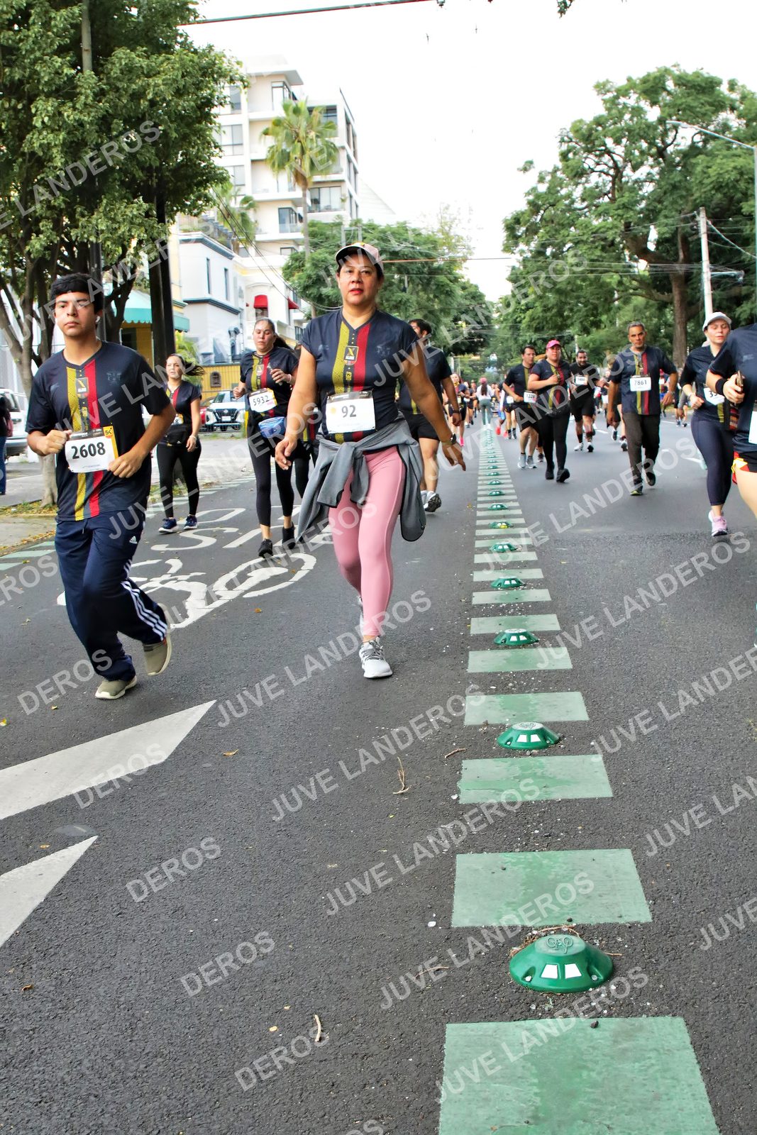 Foto de la X Carrera Leones Negros Red Cola 2026 en Rectoría General de la UdeG, Av. Juárez 976 (meta en Av. Enrique Díaz de León y Pedro Moreno), Guadalajara a las 07:15 · dorsal 92, 2608, 5932