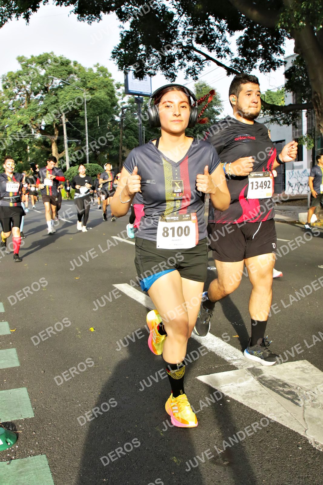 Foto de la X Carrera Leones Negros Red Cola 2026 en Rectoría General de la UdeG, Av. Juárez 976 (meta en Av. Enrique Díaz de León y Pedro Moreno), Guadalajara a las 08:02 · dorsal 8100, 13492, 11254