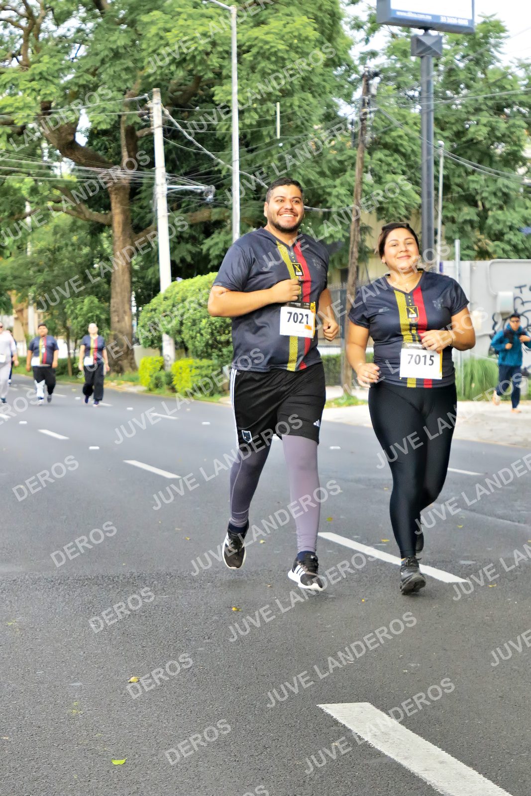 Foto de la X Carrera Leones Negros Red Cola 2026 en Rectoría General de la UdeG, Av. Juárez 976 (meta en Av. Enrique Díaz de León y Pedro Moreno), Guadalajara a las 08:21 · dorsal 7015, 7021