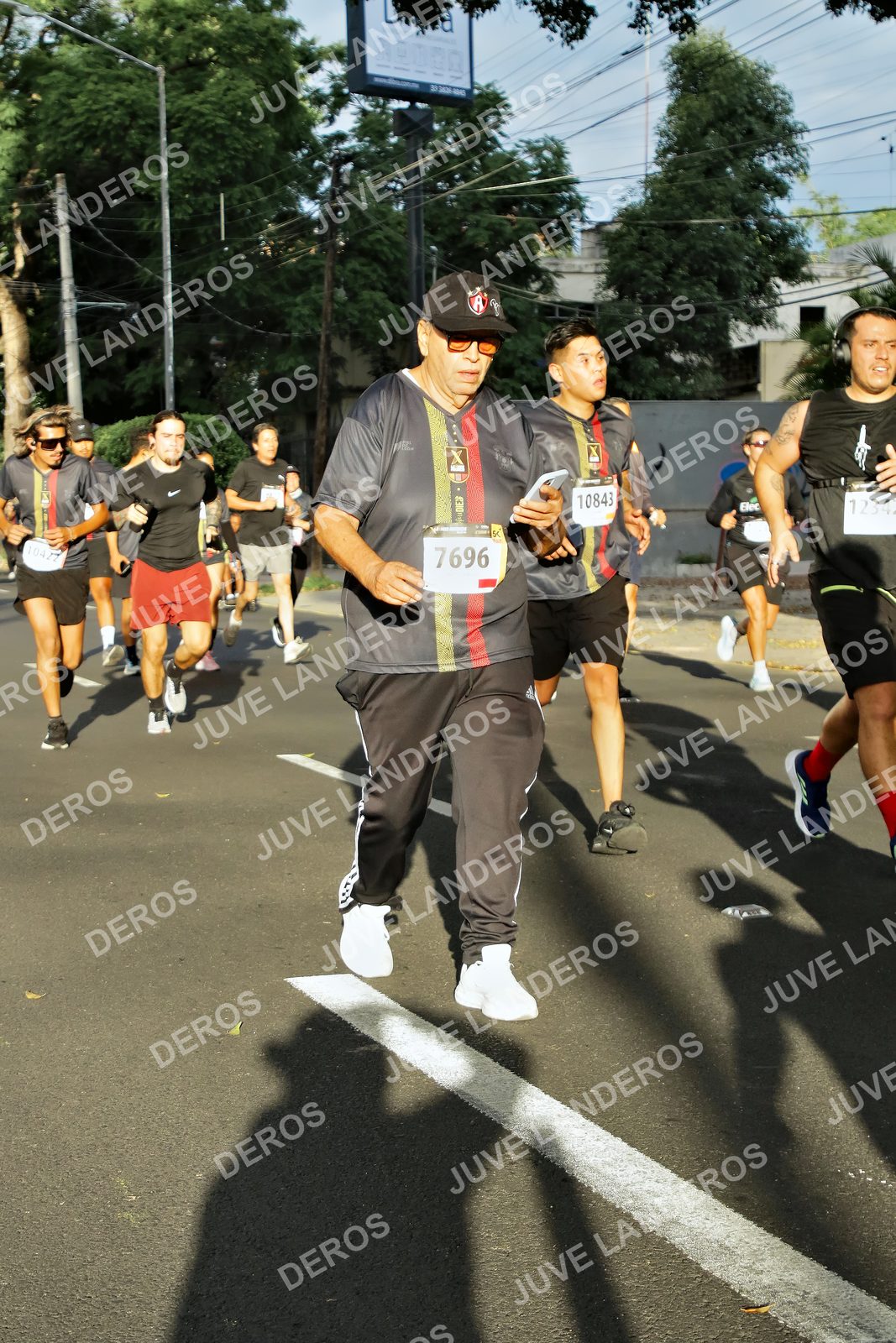 Foto de la X Carrera Leones Negros Red Cola 2026 en Rectoría General de la UdeG, Av. Juárez 976 (meta en Av. Enrique Díaz de León y Pedro Moreno), Guadalajara a las 07:42 · dorsal 7696, 10843, 1234