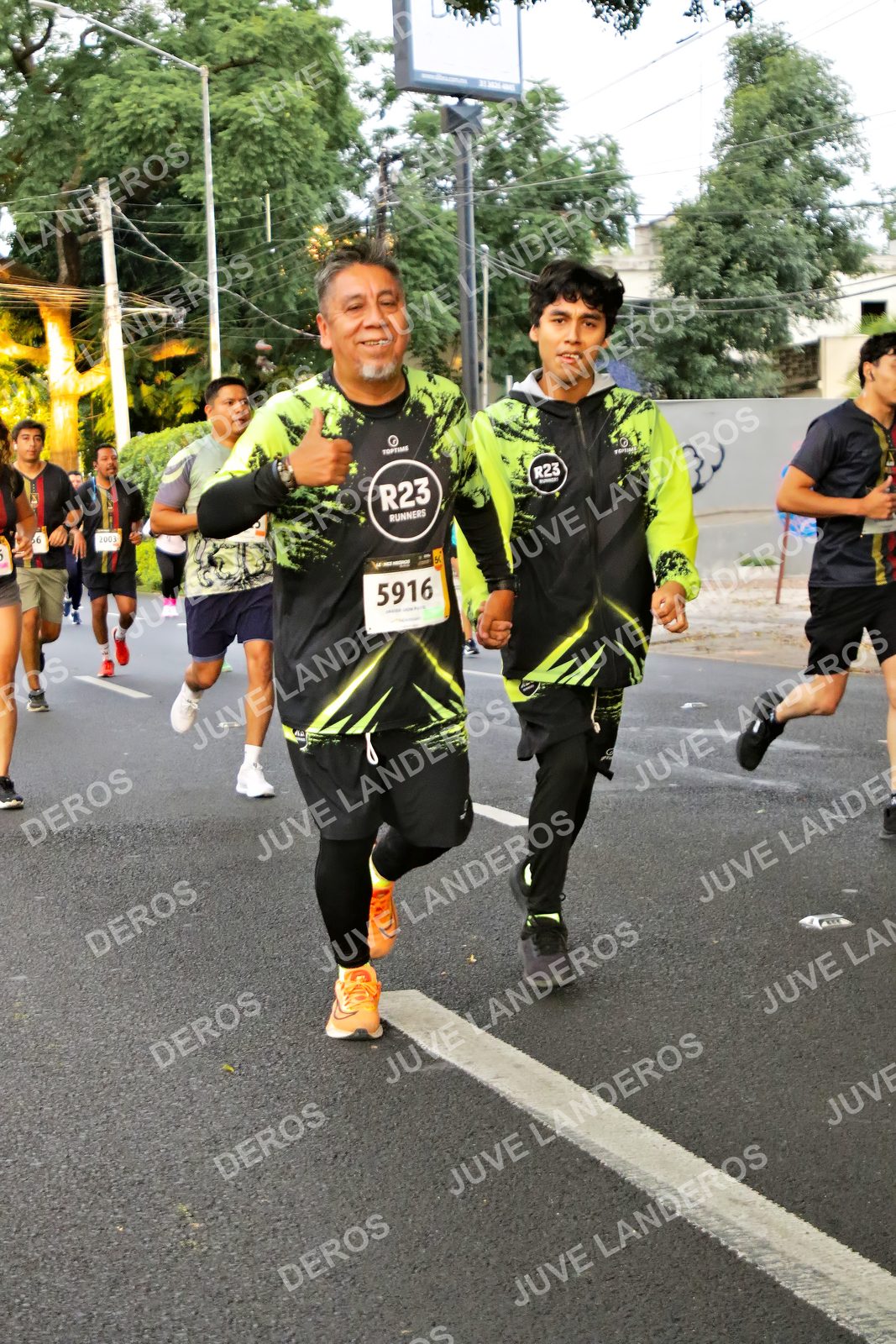 Foto de la X Carrera Leones Negros Red Cola 2026 en Rectoría General de la UdeG, Av. Juárez 976 (meta en Av. Enrique Díaz de León y Pedro Moreno), Guadalajara a las 05:02 · dorsal 5916, 2003