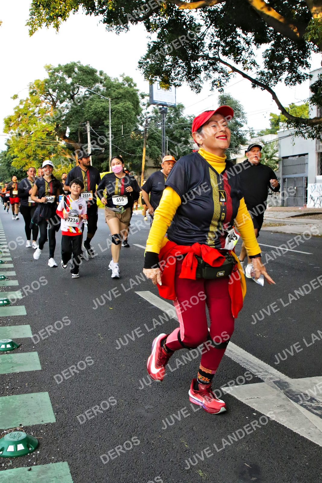 Foto de la X Carrera Leones Negros Red Cola 2026 en Rectoría General de la UdeG, Av. Juárez 976 (meta en Av. Enrique Díaz de León y Pedro Moreno), Guadalajara a las 05:07 · dorsal 656, 2554, 7236