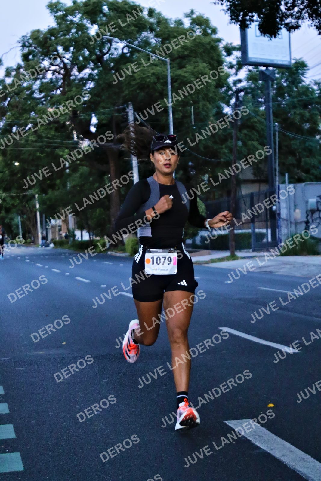 Foto de la X Carrera Leones Negros Red Cola 2026 en Rectoría General de la UdeG, Av. Juárez 976 (meta en Av. Enrique Díaz de León y Pedro Moreno), Guadalajara a las 04:51 · dorsal 1079