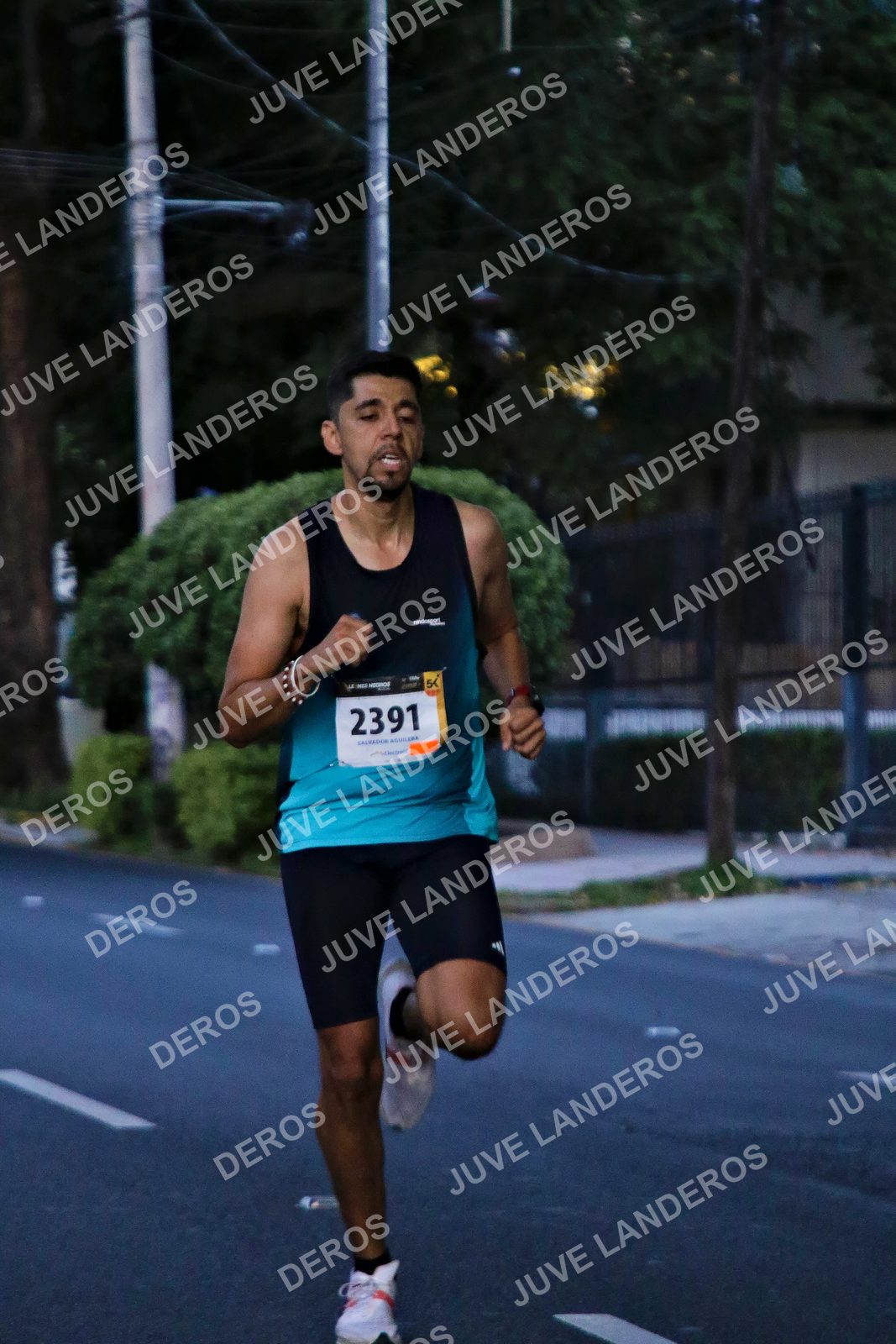 Foto de la X Carrera Leones Negros Red Cola 2026 en Rectoría General de la UdeG, Av. Juárez 976 (meta en Av. Enrique Díaz de León y Pedro Moreno), Guadalajara a las 04:48 · dorsal 2391