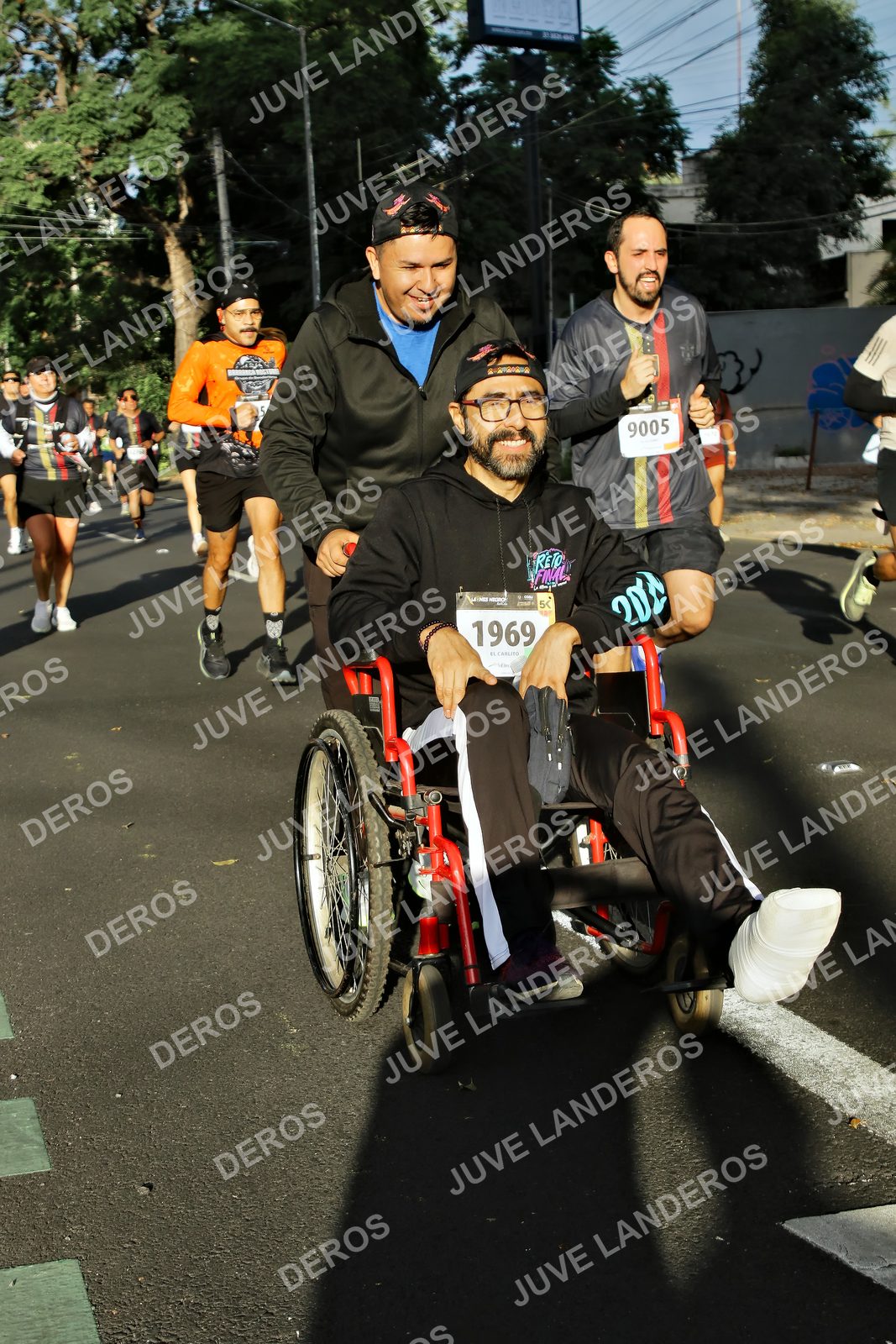 Foto de la X Carrera Leones Negros Red Cola 2026 en Rectoría General de la UdeG, Av. Juárez 976 (meta en Av. Enrique Díaz de León y Pedro Moreno), Guadalajara a las 07:46 · dorsal 1969, 9005
