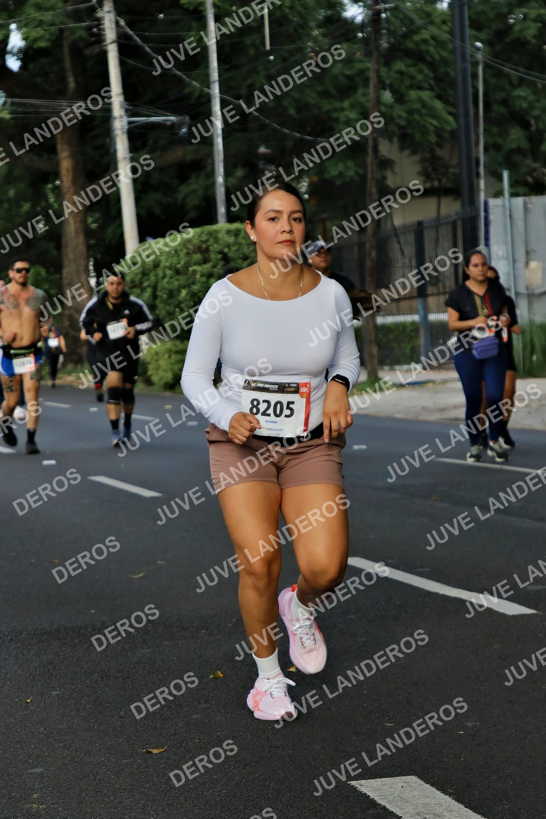 Foto de la X Carrera Leones Negros Red Cola 2026 en Rectoría General de la UdeG, Av. Juárez 976 (meta en Av. Enrique Díaz de León y Pedro Moreno), Guadalajara a las 08:08 · dorsal 8205