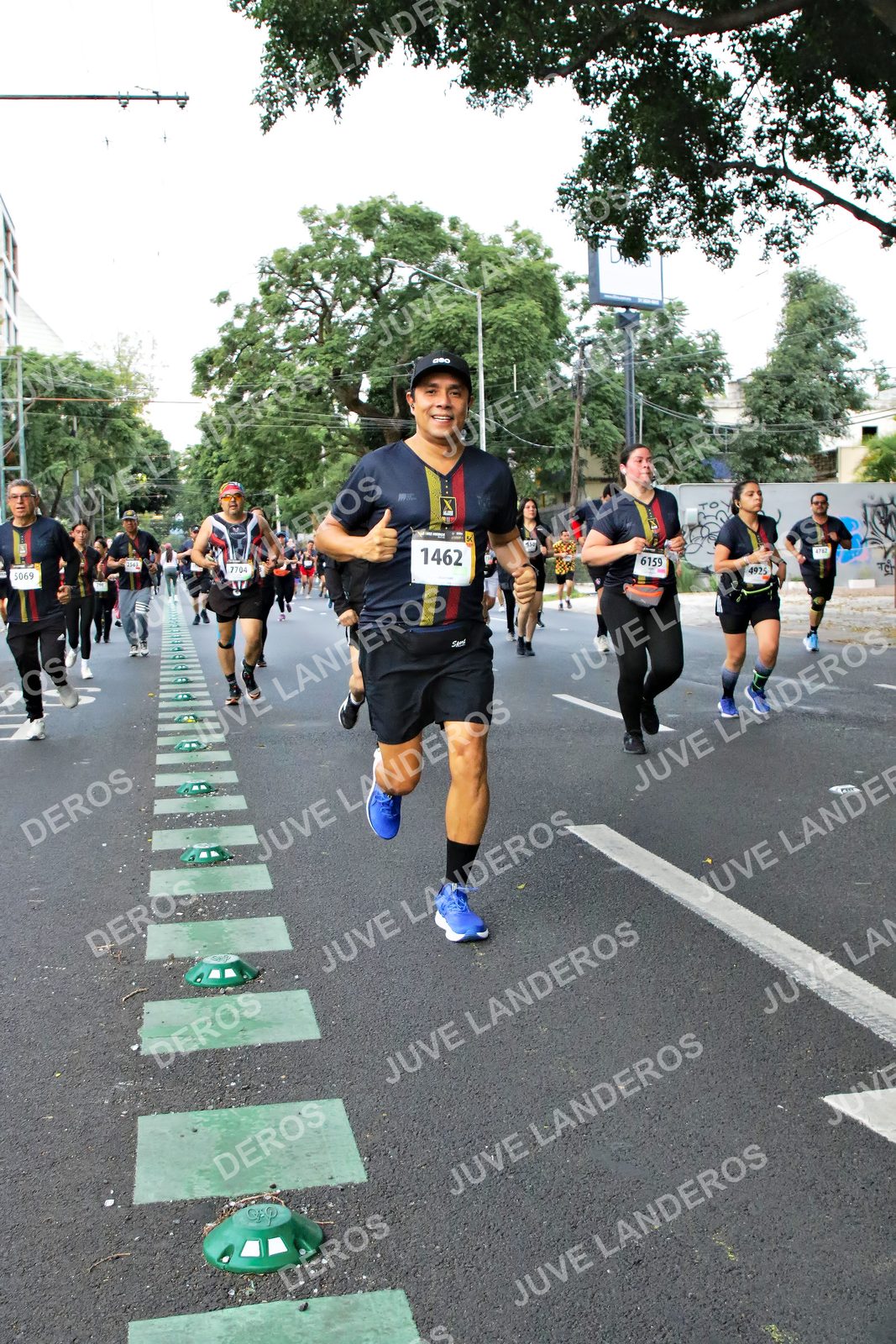 Foto de la X Carrera Leones Negros Red Cola 2026 en Rectoría General de la UdeG, Av. Juárez 976 (meta en Av. Enrique Díaz de León y Pedro Moreno), Guadalajara a las 05:12 · dorsal 1462, 4925, 6159, 5069