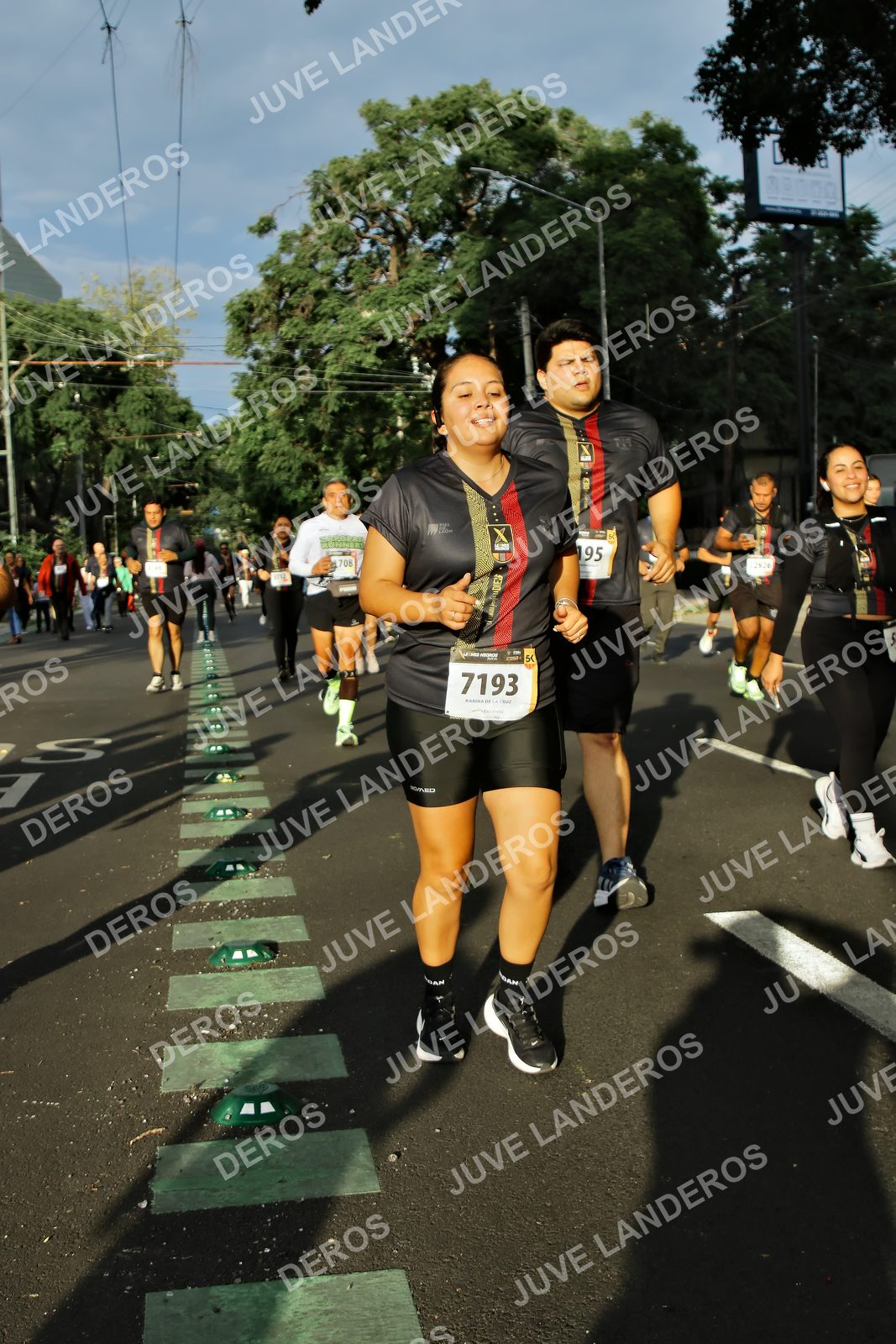 Foto de la X Carrera Leones Negros Red Cola 2026 en Rectoría General de la UdeG, Av. Juárez 976 (meta en Av. Enrique Díaz de León y Pedro Moreno), Guadalajara a las 07:39 · dorsal 7193, 195, 708