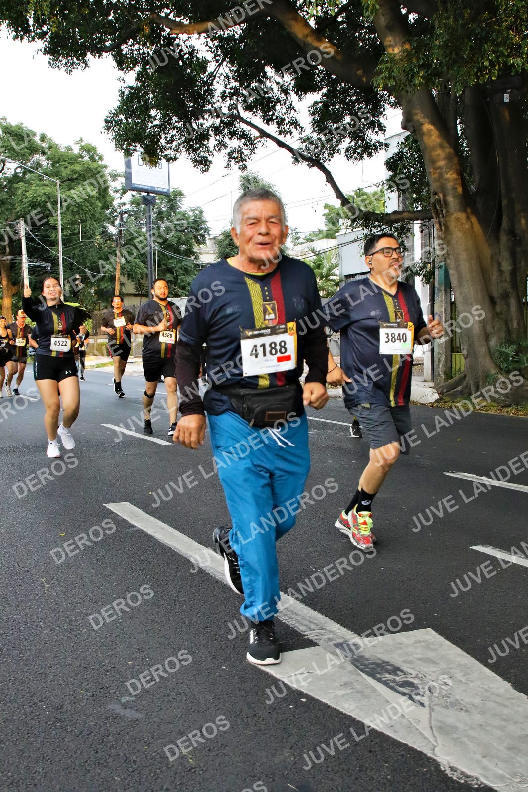 Foto de la X Carrera Leones Negros Red Cola 2026 en Rectoría General de la UdeG, Av. Juárez 976 (meta en Av. Enrique Díaz de León y Pedro Moreno), Guadalajara a las 05:08 · dorsal 4188, 3840, 4522, 4380