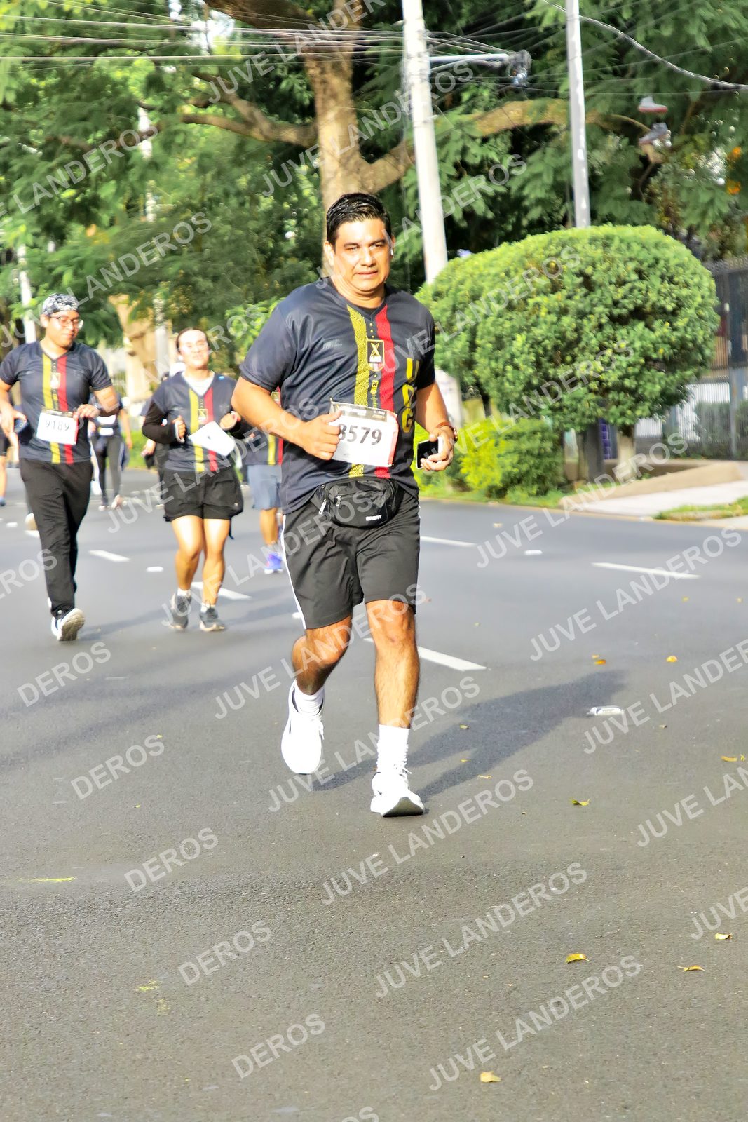 Foto de la X Carrera Leones Negros Red Cola 2026 en Rectoría General de la UdeG, Av. Juárez 976 (meta en Av. Enrique Díaz de León y Pedro Moreno), Guadalajara a las 08:11 · dorsal 8579, 9189