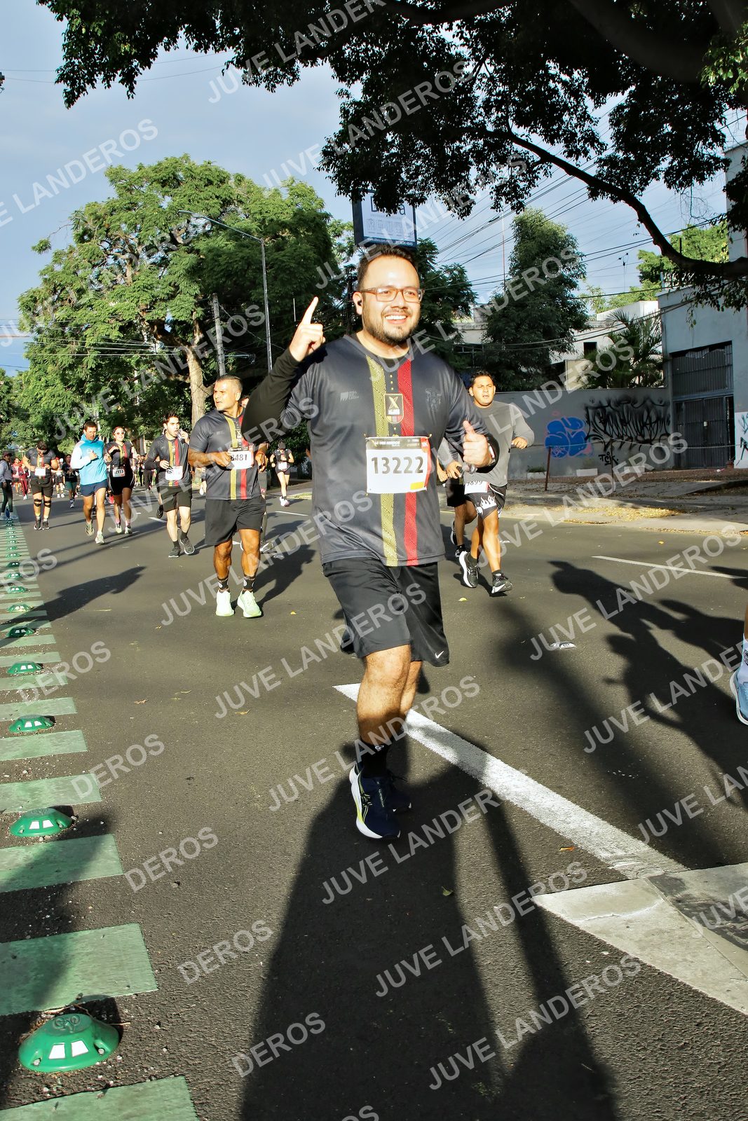 Foto de la X Carrera Leones Negros Red Cola 2026 en Rectoría General de la UdeG, Av. Juárez 976 (meta en Av. Enrique Díaz de León y Pedro Moreno), Guadalajara a las 07:48 · dorsal 13222, 8481
