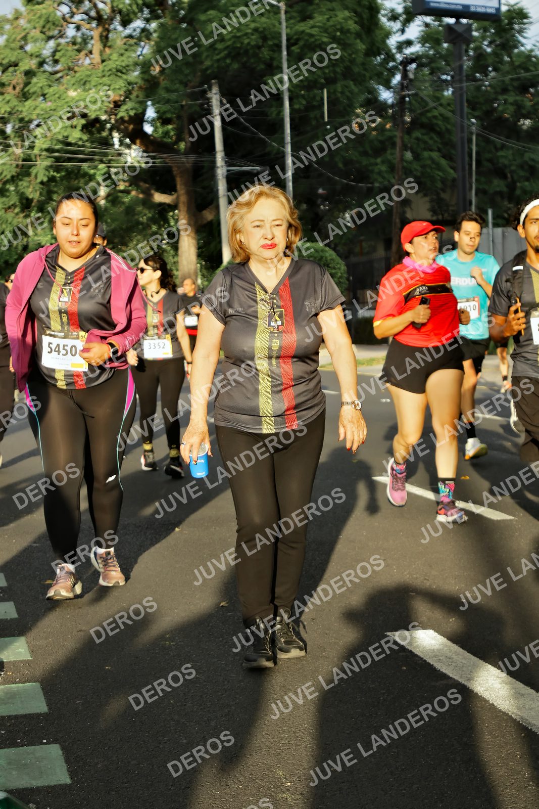 Foto de la X Carrera Leones Negros Red Cola 2026 en Rectoría General de la UdeG, Av. Juárez 976 (meta en Av. Enrique Díaz de León y Pedro Moreno), Guadalajara a las 07:32 · dorsal 5450, 3352