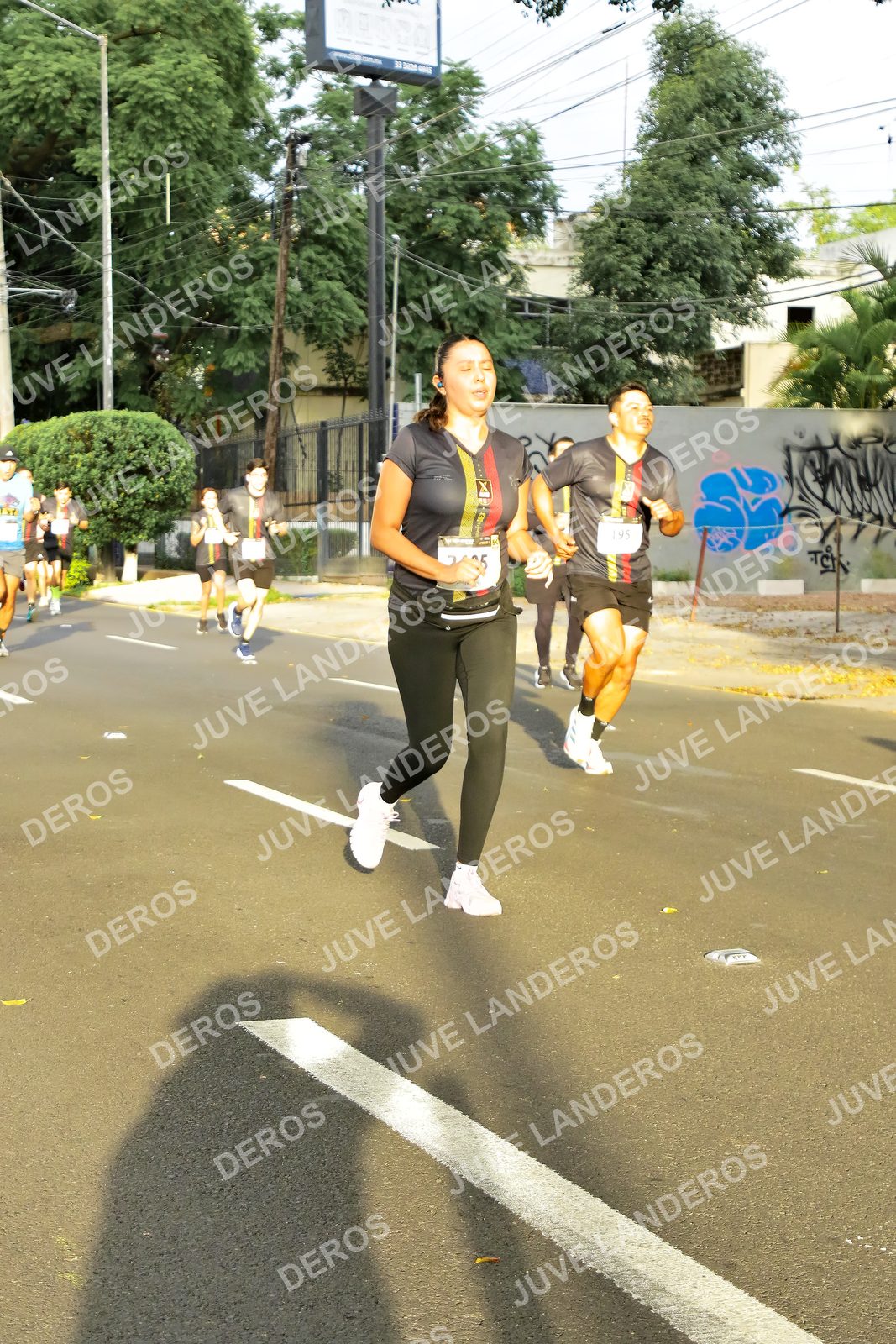 Foto de la X Carrera Leones Negros Red Cola 2026 en Rectoría General de la UdeG, Av. Juárez 976 (meta en Av. Enrique Díaz de León y Pedro Moreno), Guadalajara a las 07:35 · dorsal 195