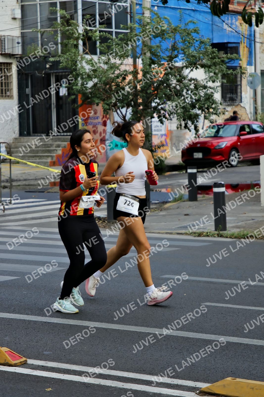Foto de la X Carrera Leones Negros Red Cola 2026 en Rectoría General de la UdeG, Av. Juárez 976 (meta en Av. Enrique Díaz de León y Pedro Moreno), Guadalajara a las 08:24 · dorsal 726