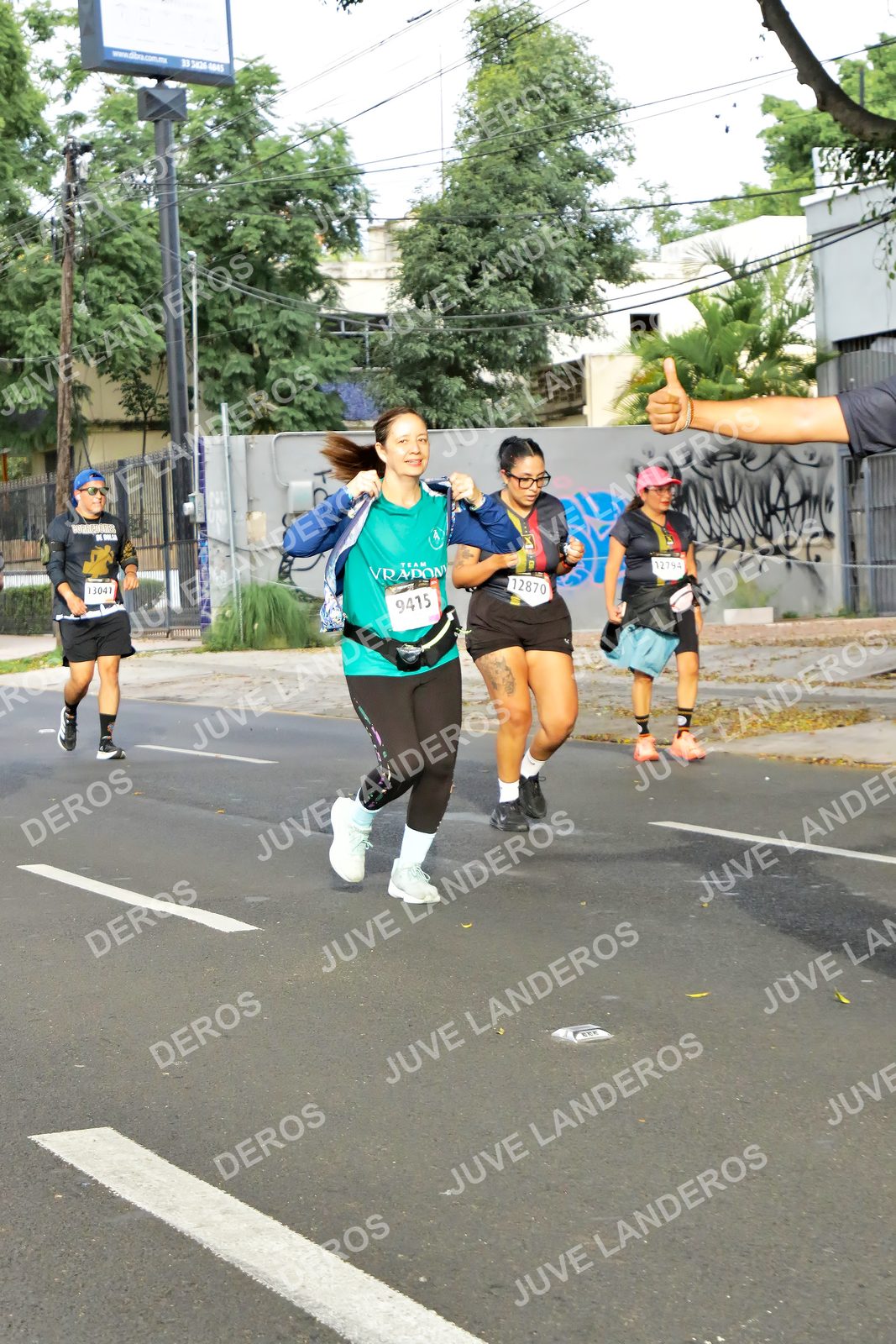 Foto de la X Carrera Leones Negros Red Cola 2026 en Rectoría General de la UdeG, Av. Juárez 976 (meta en Av. Enrique Díaz de León y Pedro Moreno), Guadalajara a las 08:09 · dorsal 9415, 12870, 13041, 12794