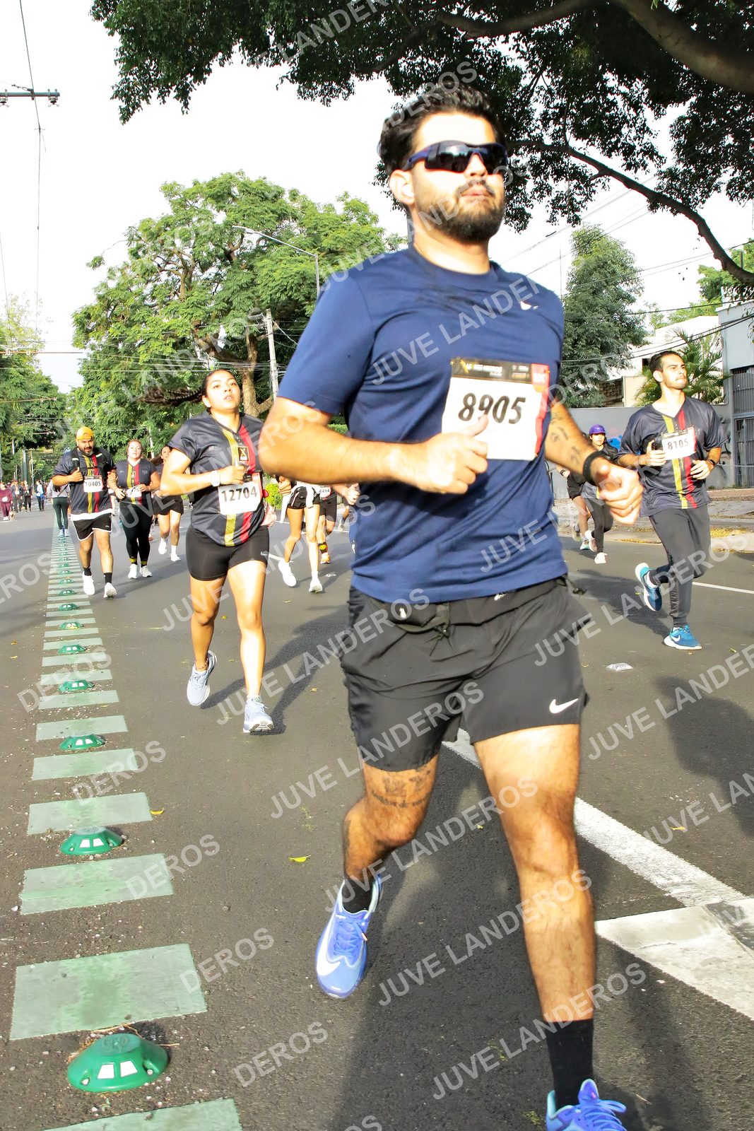 Foto de la X Carrera Leones Negros Red Cola 2026 en Rectoría General de la UdeG, Av. Juárez 976 (meta en Av. Enrique Díaz de León y Pedro Moreno), Guadalajara a las 08:02 · dorsal 8905, 12704, 8105