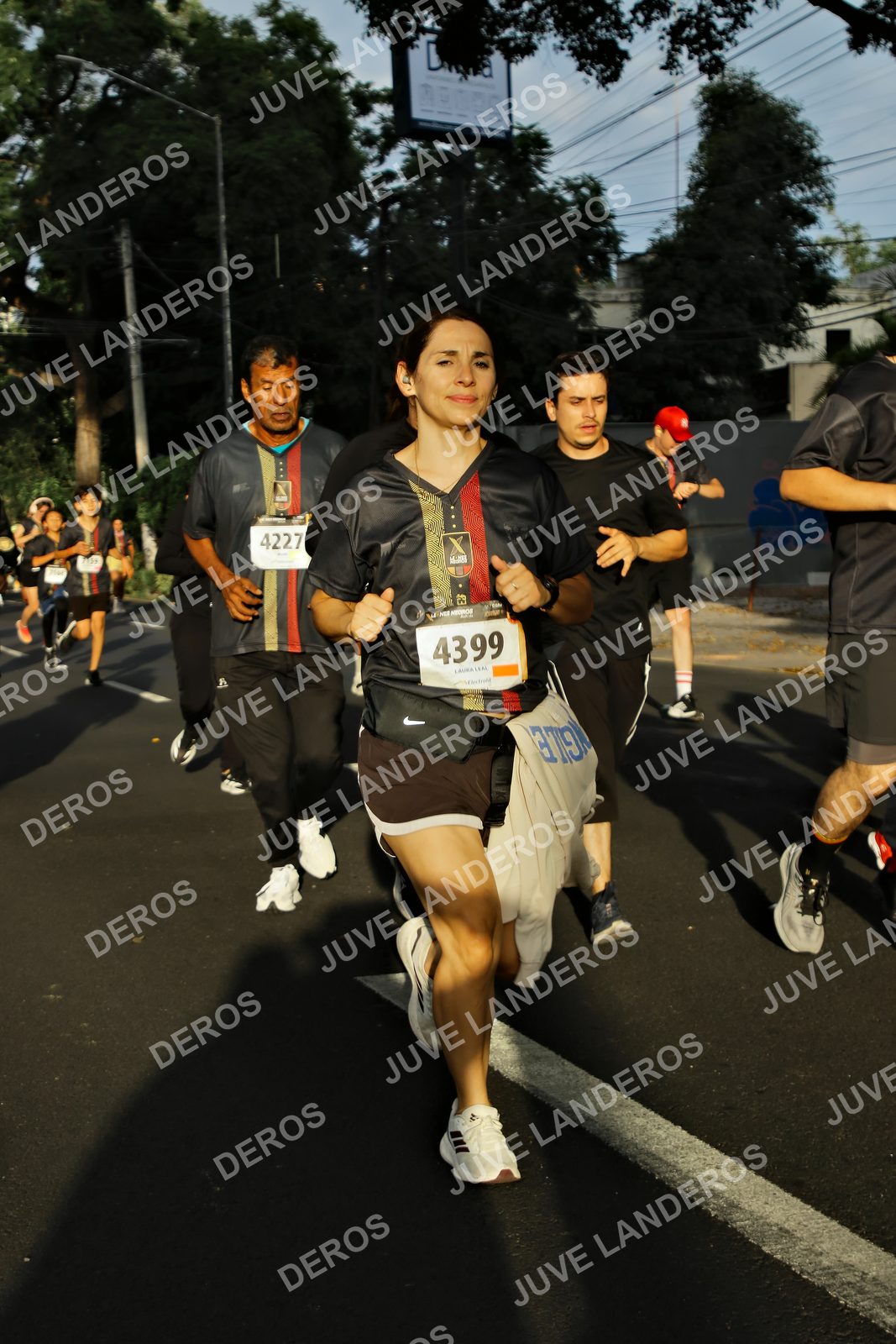 Foto de la X Carrera Leones Negros Red Cola 2026 en Rectoría General de la UdeG, Av. Juárez 976 (meta en Av. Enrique Díaz de León y Pedro Moreno), Guadalajara a las 07:31 · dorsal 4399, 4227