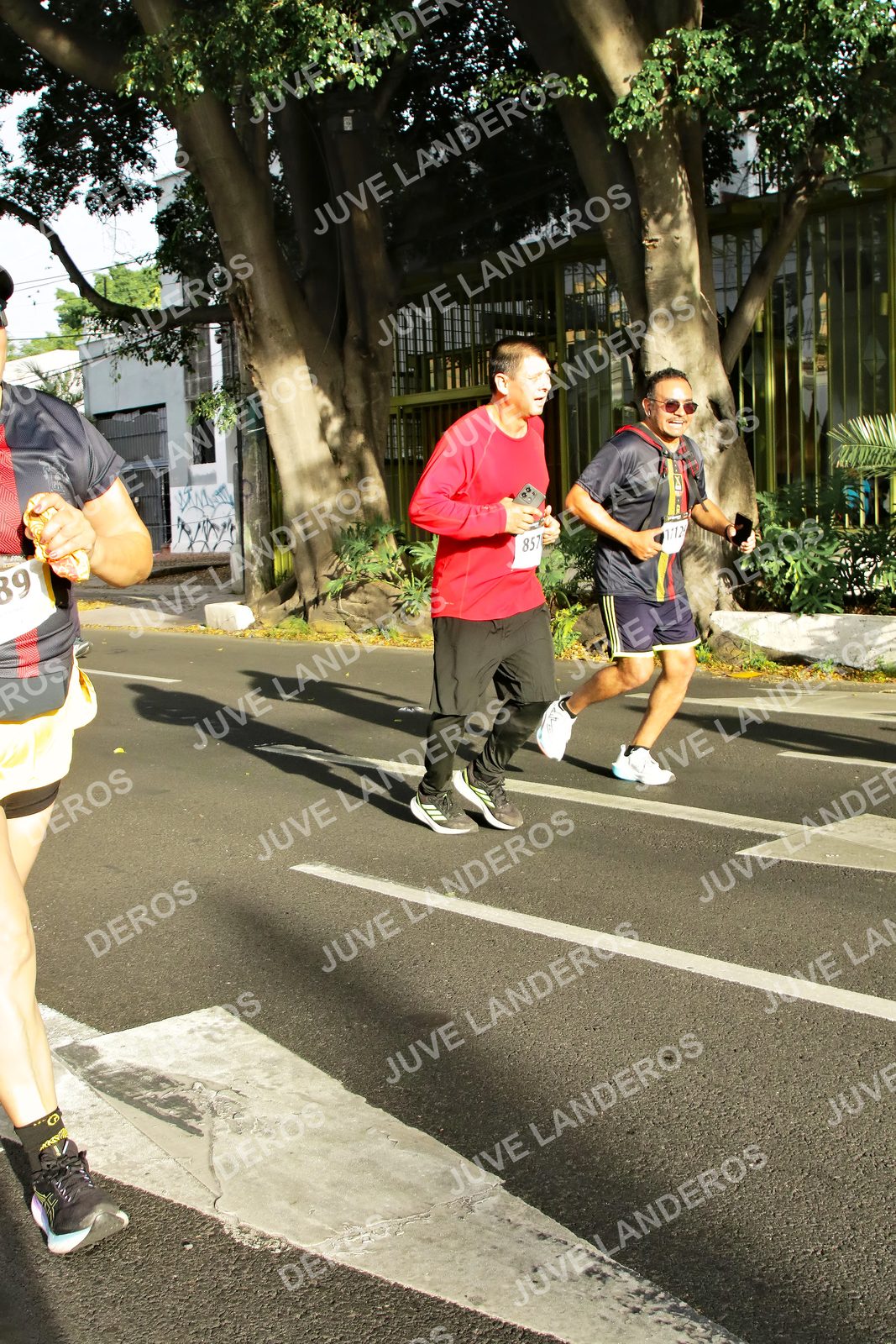 Foto de la X Carrera Leones Negros Red Cola 2026 en Rectoría General de la UdeG, Av. Juárez 976 (meta en Av. Enrique Díaz de León y Pedro Moreno), Guadalajara a las 08:01 · dorsal 857