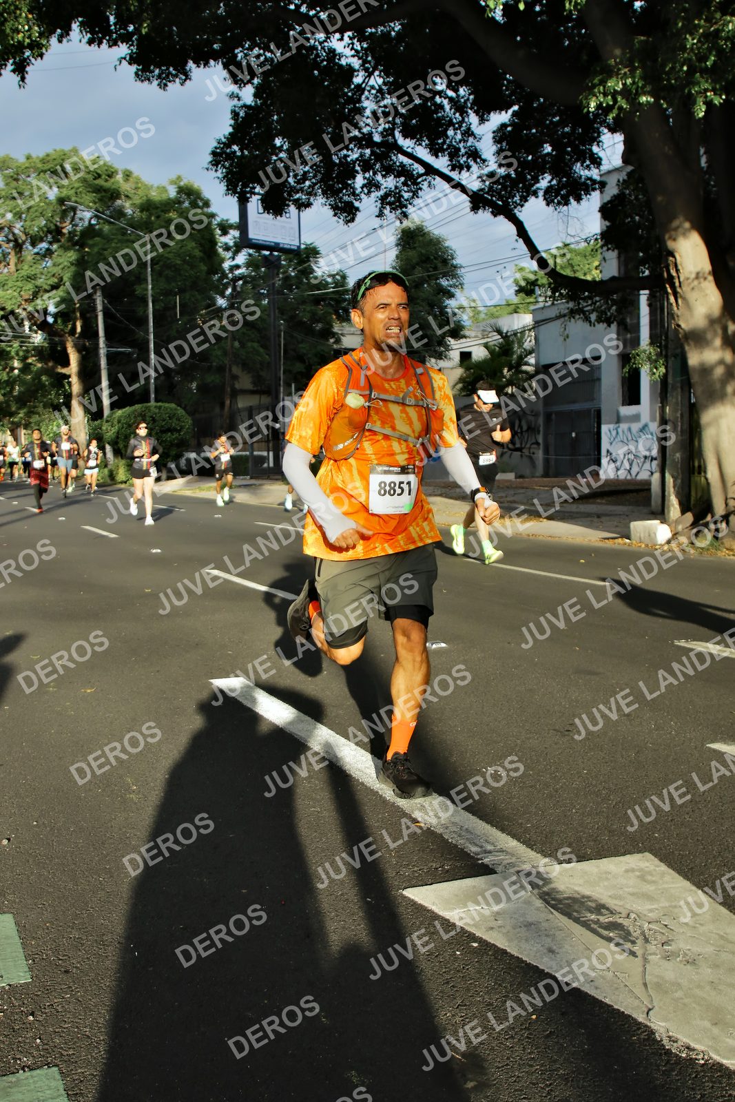 Foto de la X Carrera Leones Negros Red Cola 2026 en Rectoría General de la UdeG, Av. Juárez 976 (meta en Av. Enrique Díaz de León y Pedro Moreno), Guadalajara a las 07:41 · dorsal 8851
