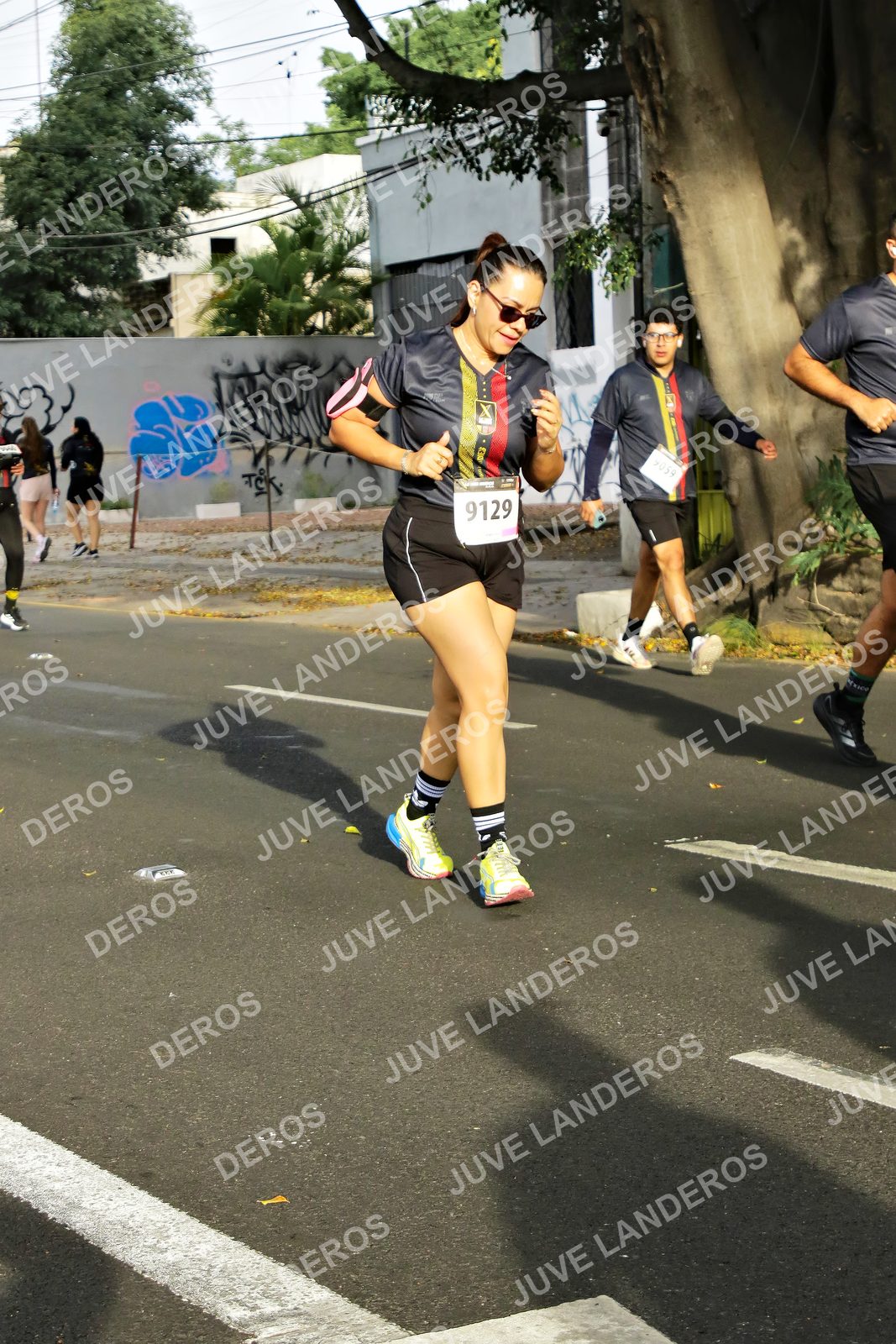Foto de la X Carrera Leones Negros Red Cola 2026 en Rectoría General de la UdeG, Av. Juárez 976 (meta en Av. Enrique Díaz de León y Pedro Moreno), Guadalajara a las 08:02 · dorsal 9129, 9059